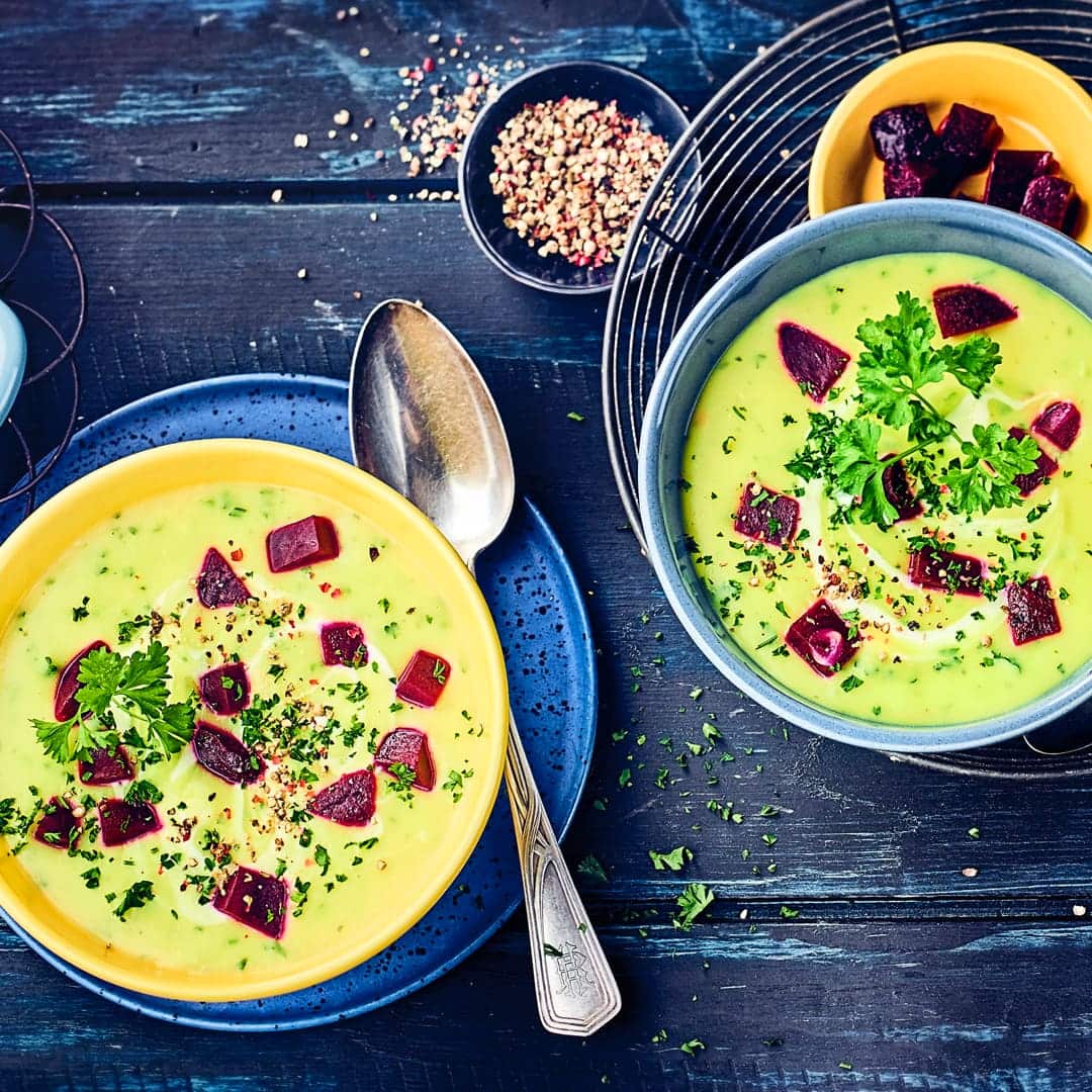 Leckeres Gericht für kalte Wintertage: Probieren Sie unsere Kartoffelcremesuppe mit Knoblauch, Sahne und Rote Bete – fertig in 55 Minuten!