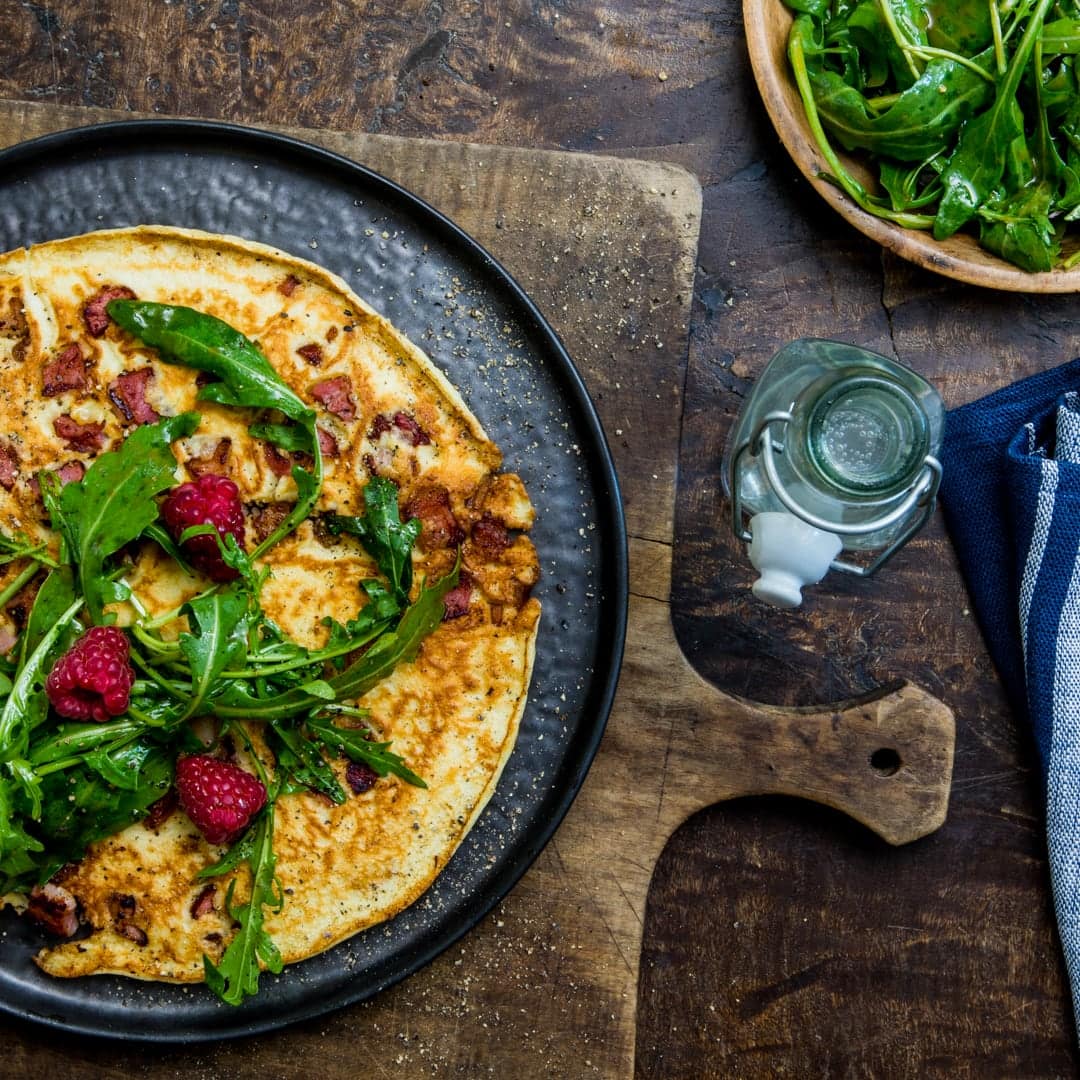 Süß trifft Salzig: Probieren Sie doch einmal Speckpfannkuchen mit einem Rucola-Beerensalat. Klassisch, schnell und super lecker!
