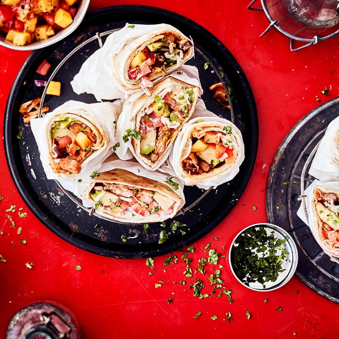 Jackfruit ist eine super Alternative zu Hühnen und lässt sich vielseitig verwenden: Wir servieren Ihnen hier einen Jackfruit-Wrap mit Tomaten-Mango-Salsa und selbstgemachtem Limetten-Joghurt!