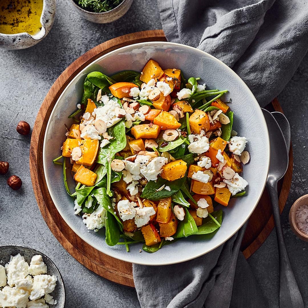 Lauwarmer Kürbis-Spinat-Salat mit Haselnüssen
