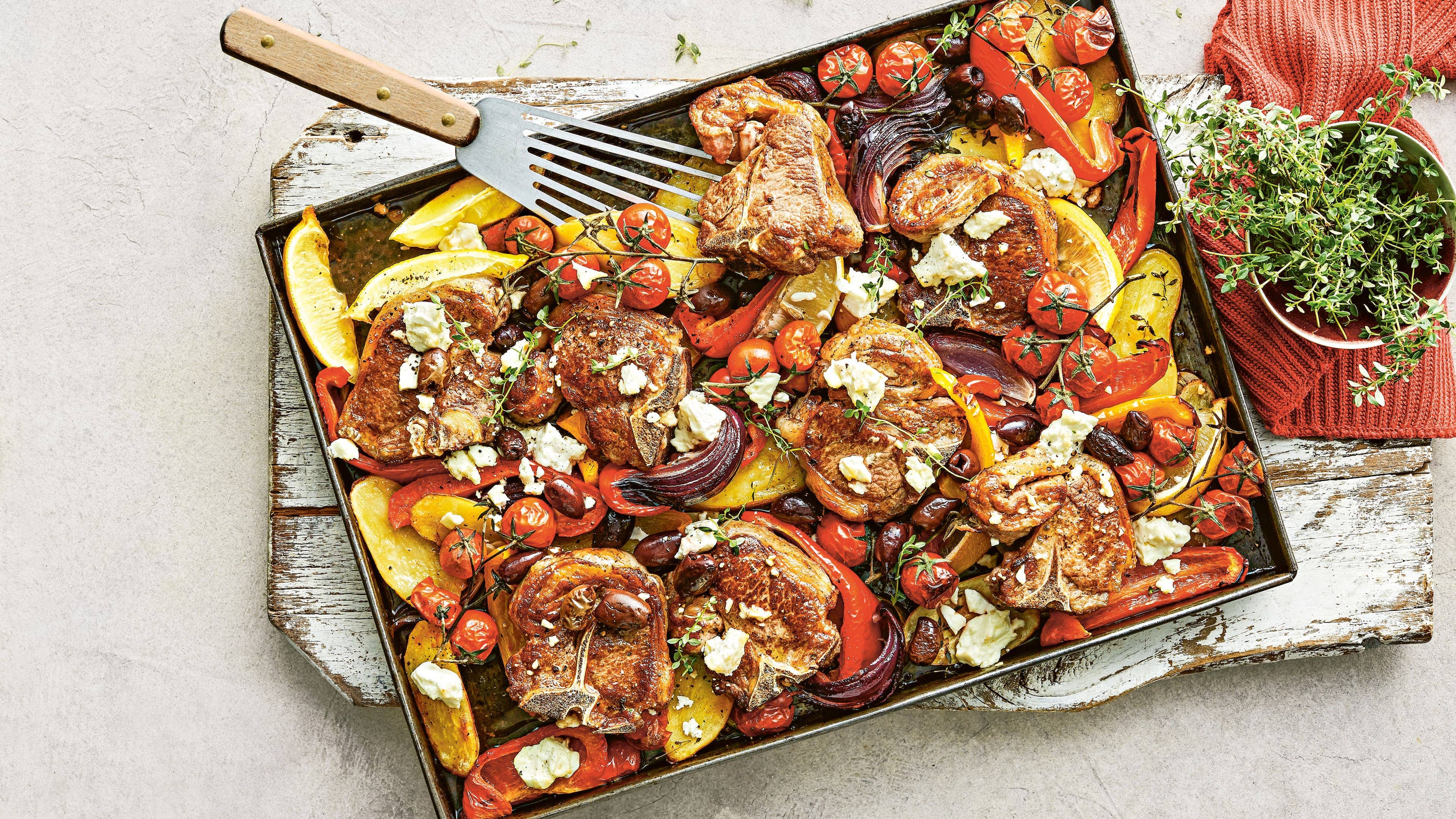 Mediterranes Lamm mit Tomaten, Paprika und Feta Mediterranes Lamm mit Tomaten, Paprika und Feta