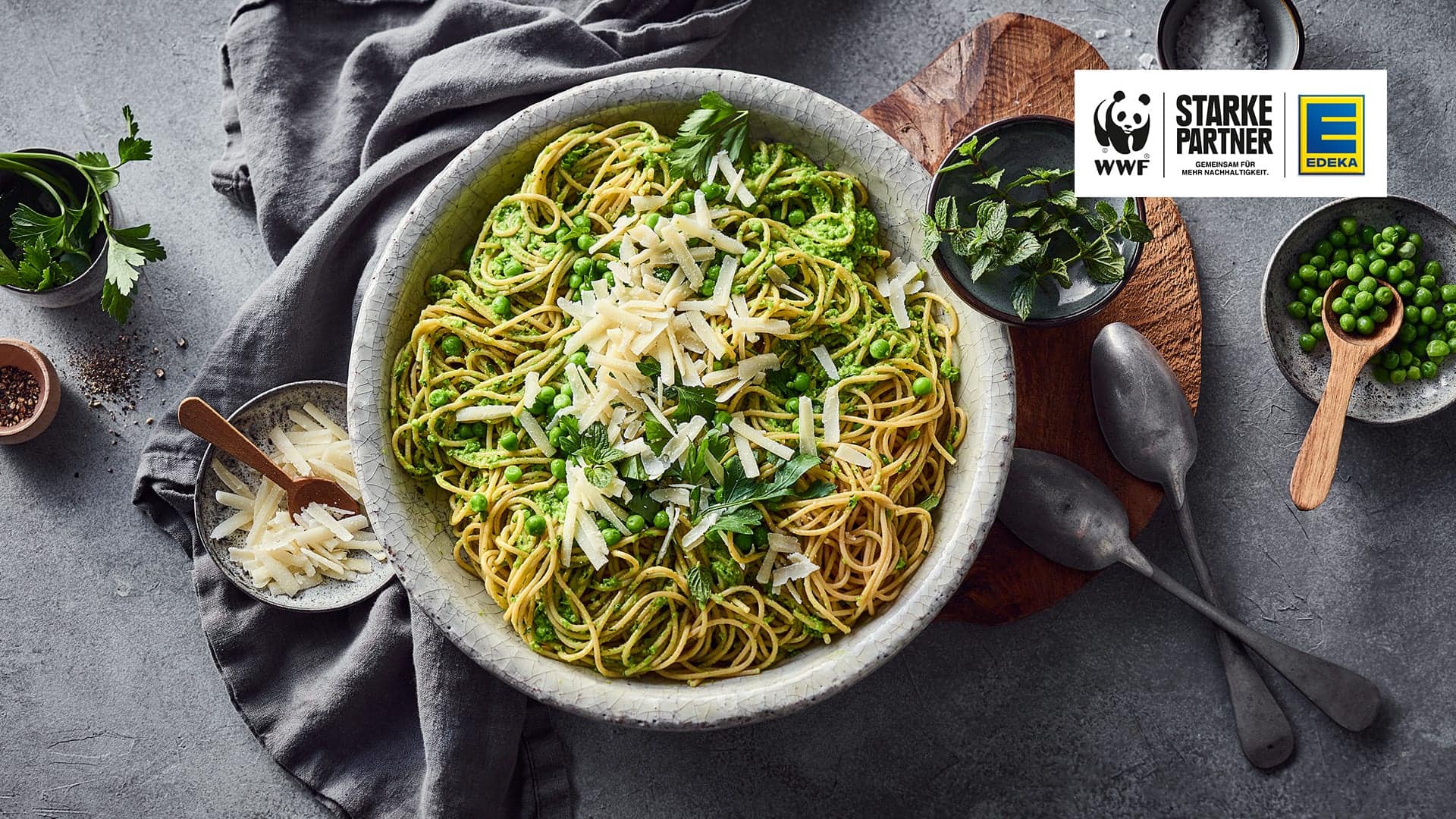 Minziges Erbsen-Kräuter-Pesto mit Vollkorn-Nudeln Minziges Erbsen-Kräuter-Pesto mit Vollkorn-Nudeln
