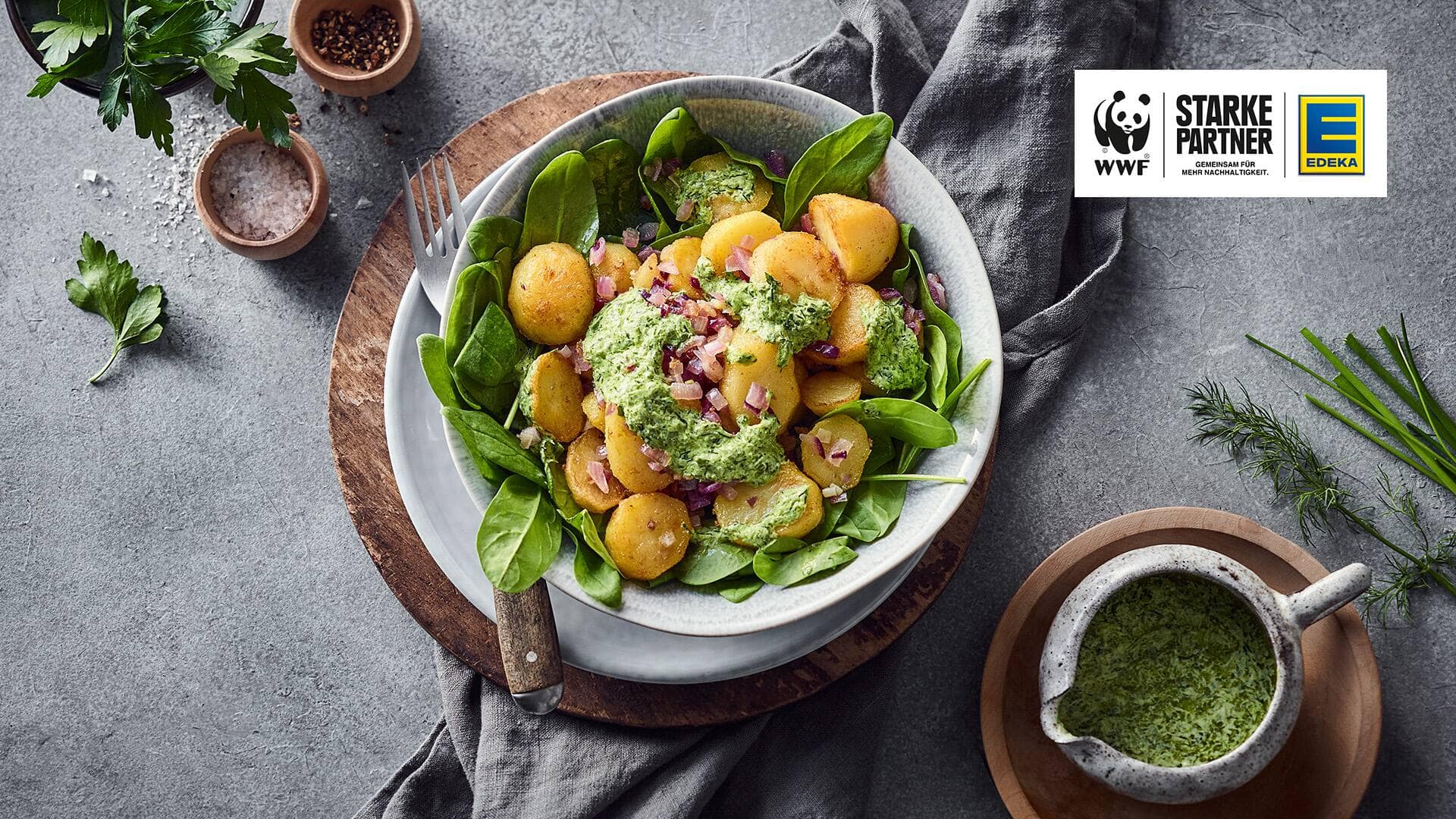 Bratkartoffeln-Spinat-Bowl mit Kräuter-Dressing Bratkartoffeln-Spinat-Bowl mit Kräuter-Dressing