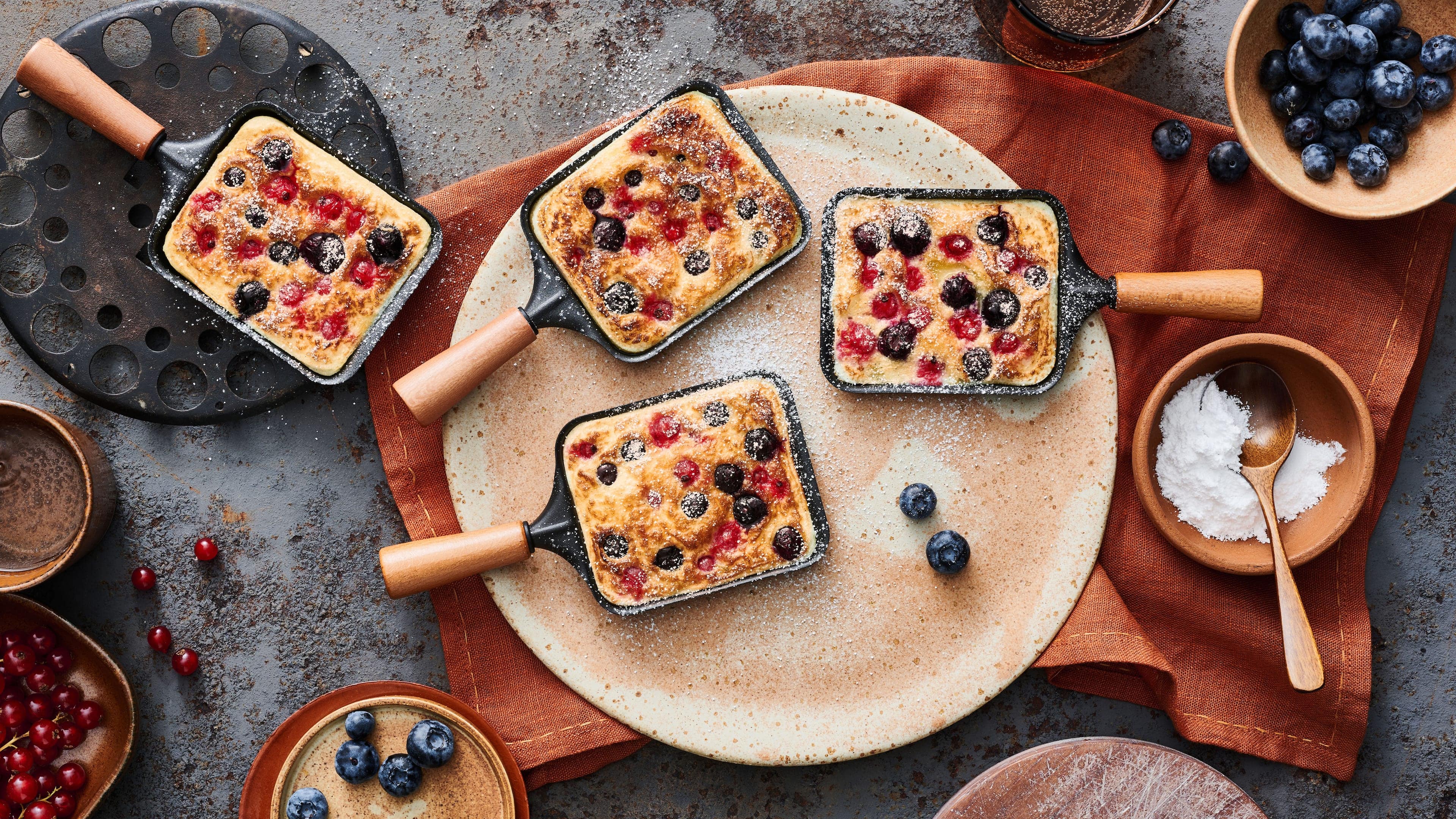 Raclette-Pancakes mit Beeren und Puderzucker Raclette-Pancakes mit Beeren und Puderzucker
