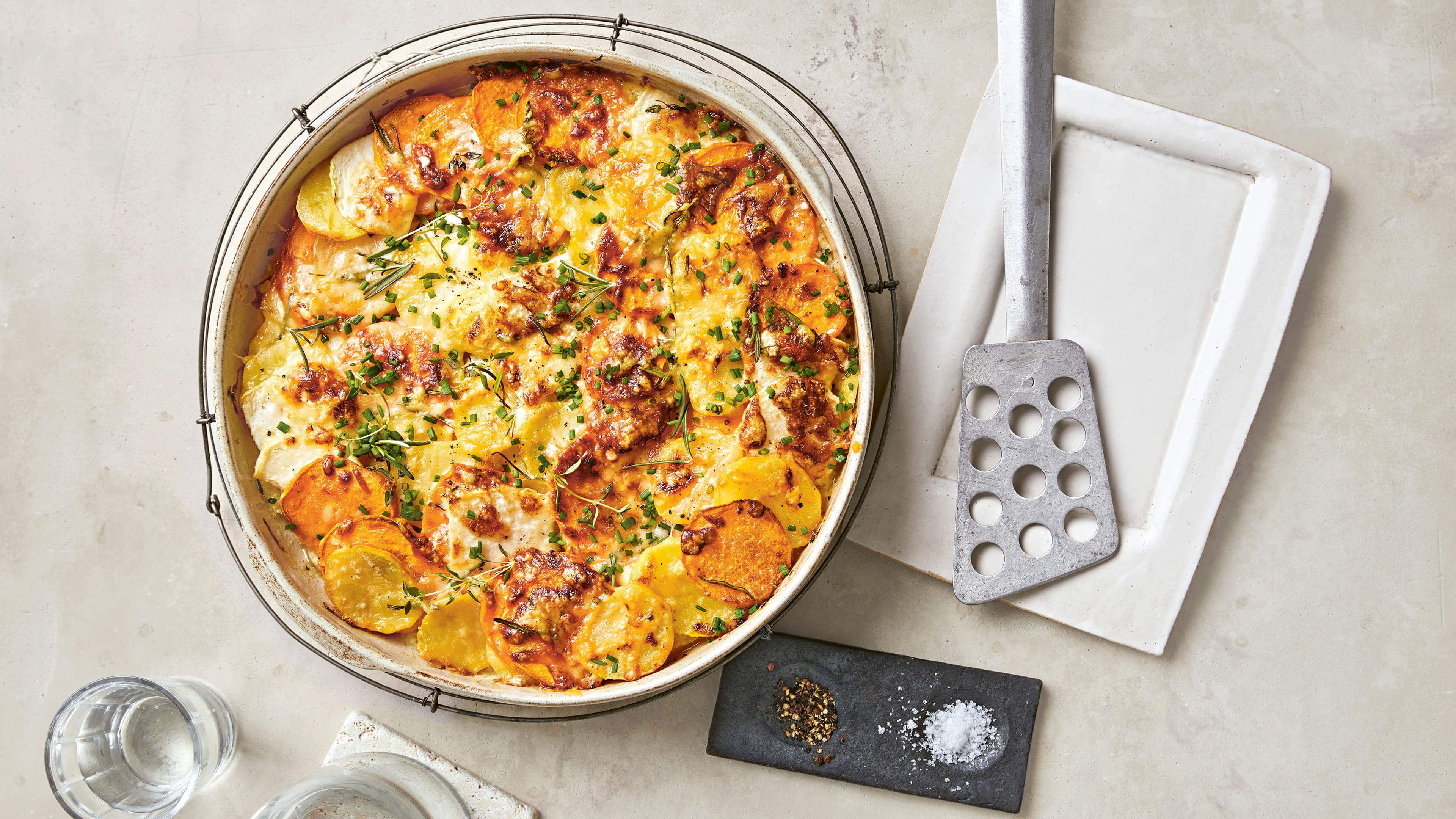 Süßkartoffel-Gratin mit Kohlrabi und Bergkäse Süßkartoffel-Gratin mit Kohlrabi und Bergkäse