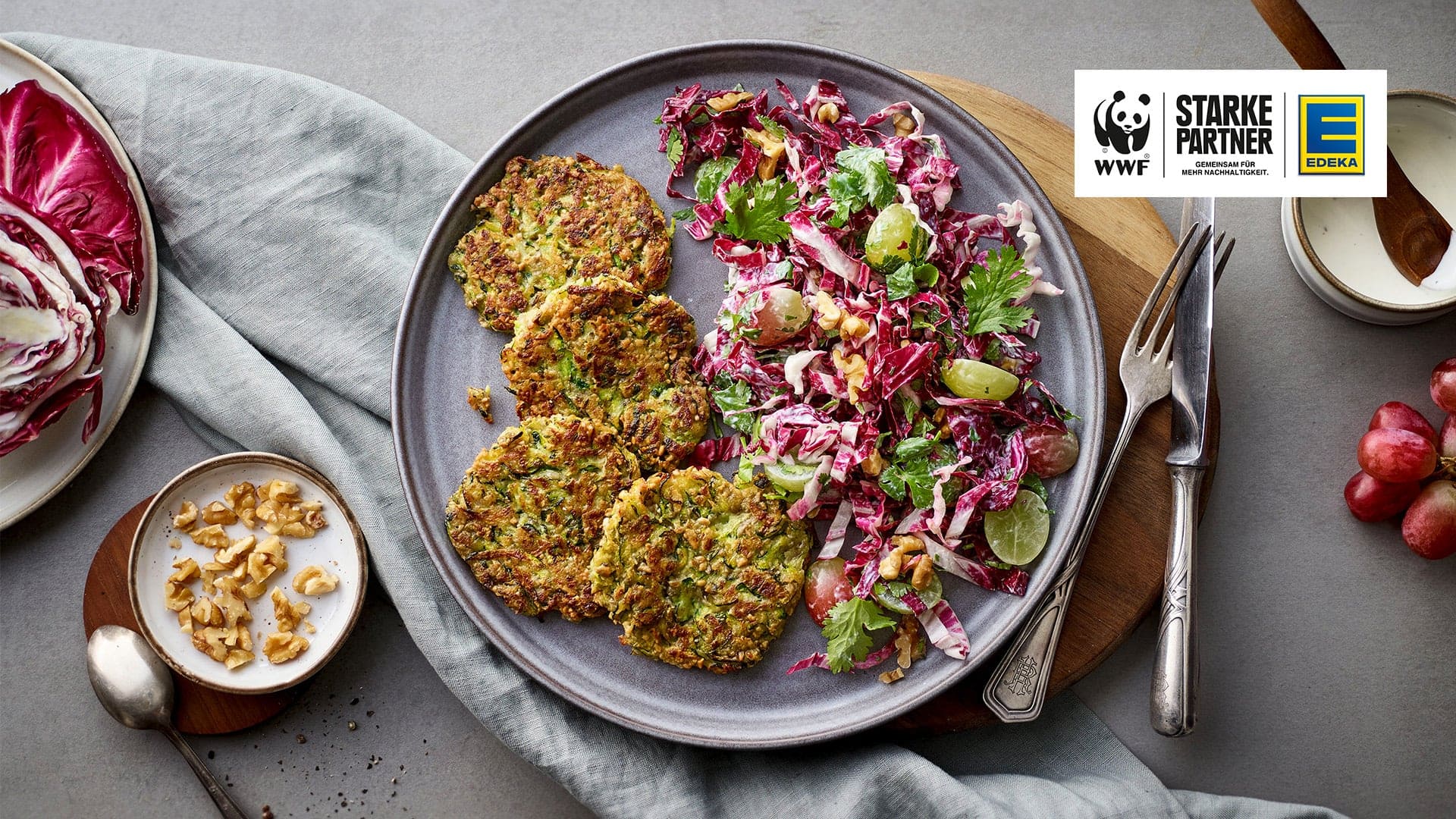Zucchini-Küchlein auf Salat Zucchini-Küchlein auf Salat