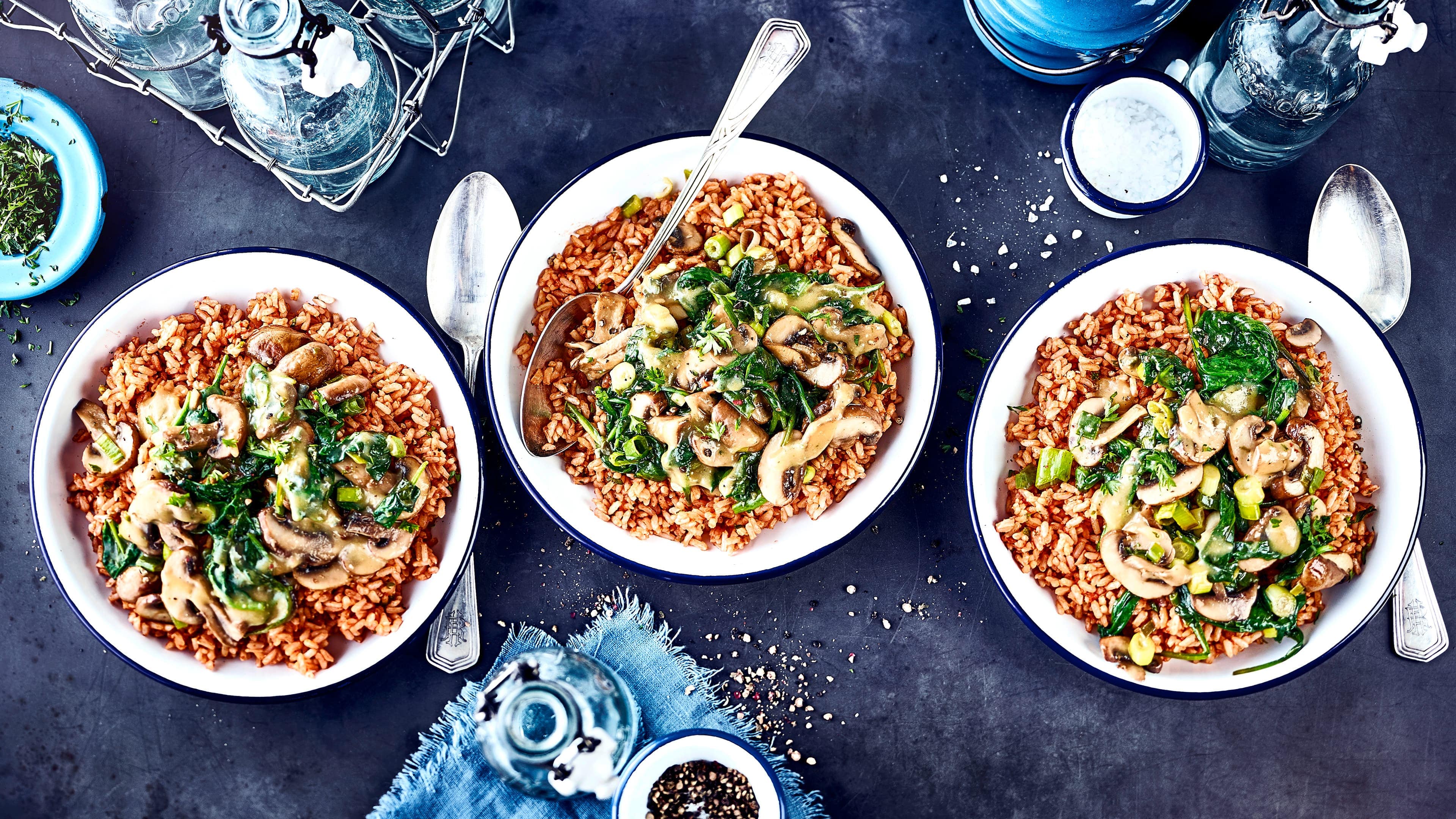 Tomatenreis mit Champignons Ein schnelles Gericht mit raffinierten Geschmackserlebnissen: Saftiger Tomatenreis mit Champignon-Spinat-Gemüse und Blauschimmelkäse