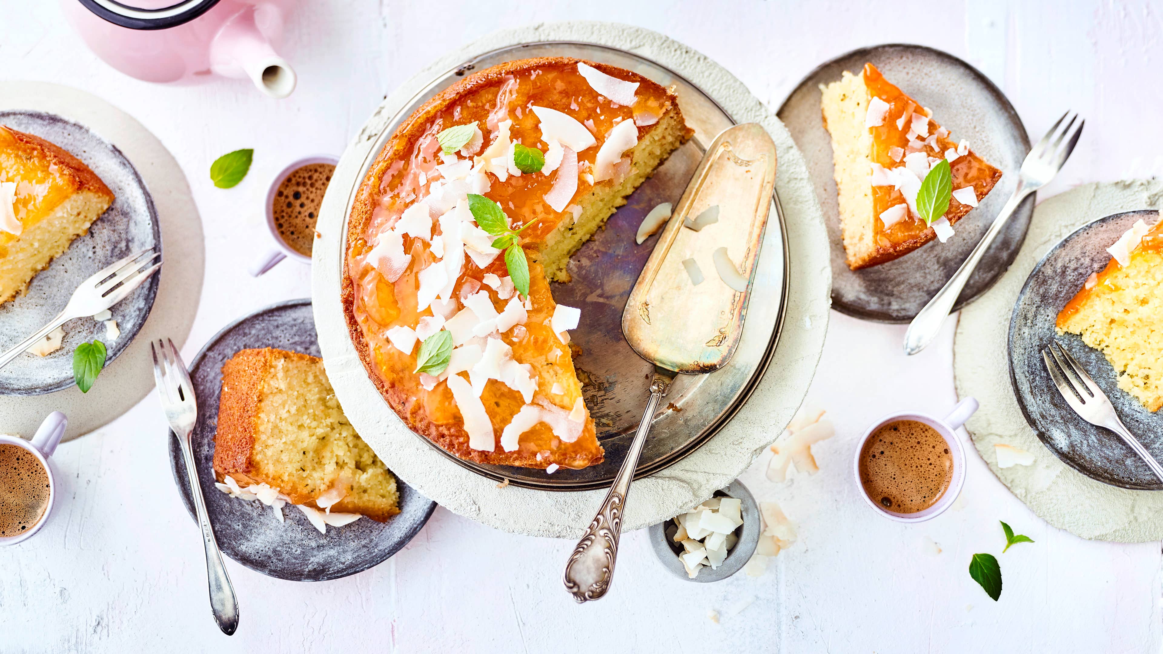 Kokoskuchen mit Joghurt Unser leckerer Kuchen mit frischer Kokosnuss kommt ohne Mehl aus. Joghurt und Kokoslikör sorgen für einen intensiven Geschmack und die saftige Textur.