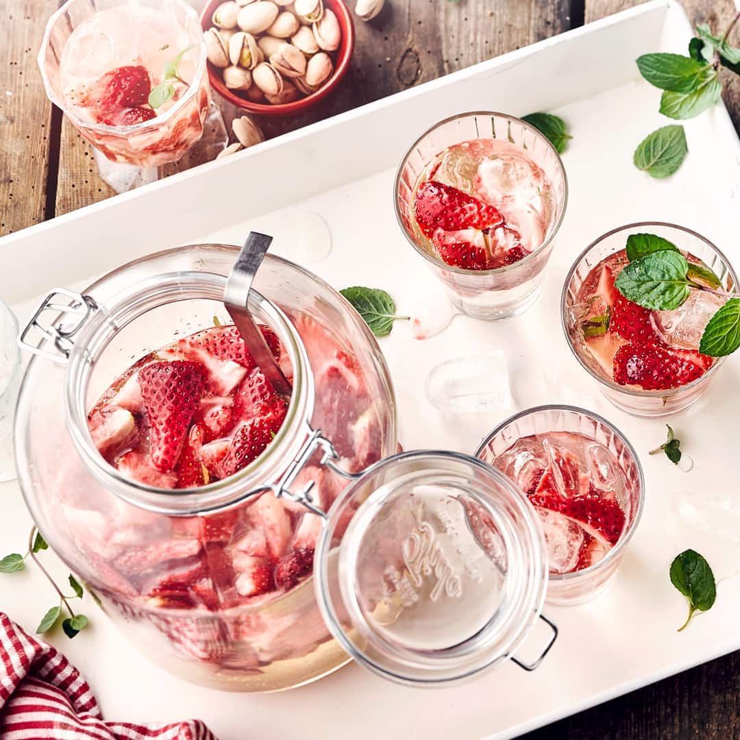 Begrüßen Sie den Mai mit einer spritzigen Erdbeer-Waldmeister-Bowle: Super erfrischend und herrlich prickelnd!