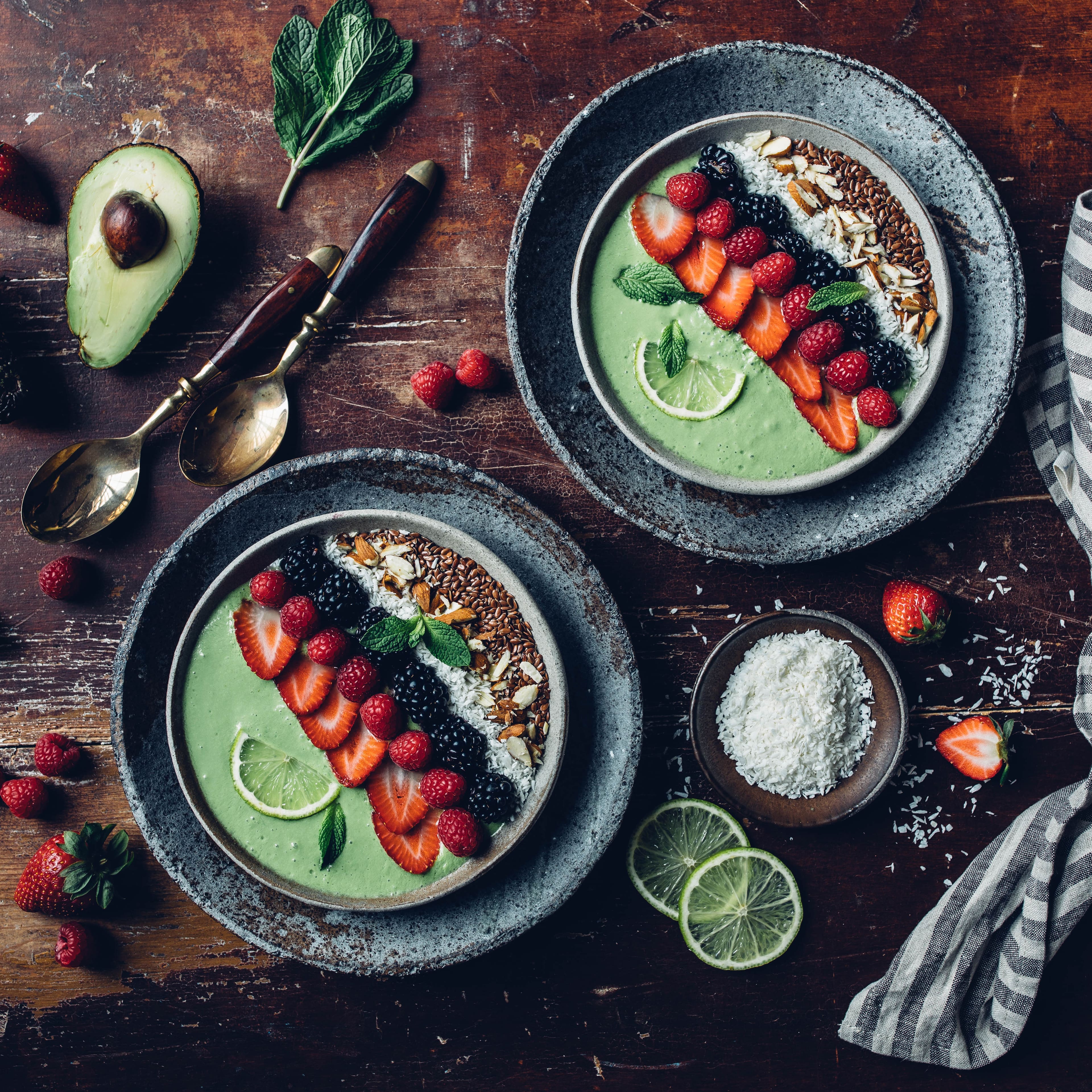 Eine fruchtige Power-Mischung für den Start in den Tag: In unserem Rezept für eine leckere Avocado-Beeren Bowl stecken super viele Vitamine und köstlich ist es noch dazu!