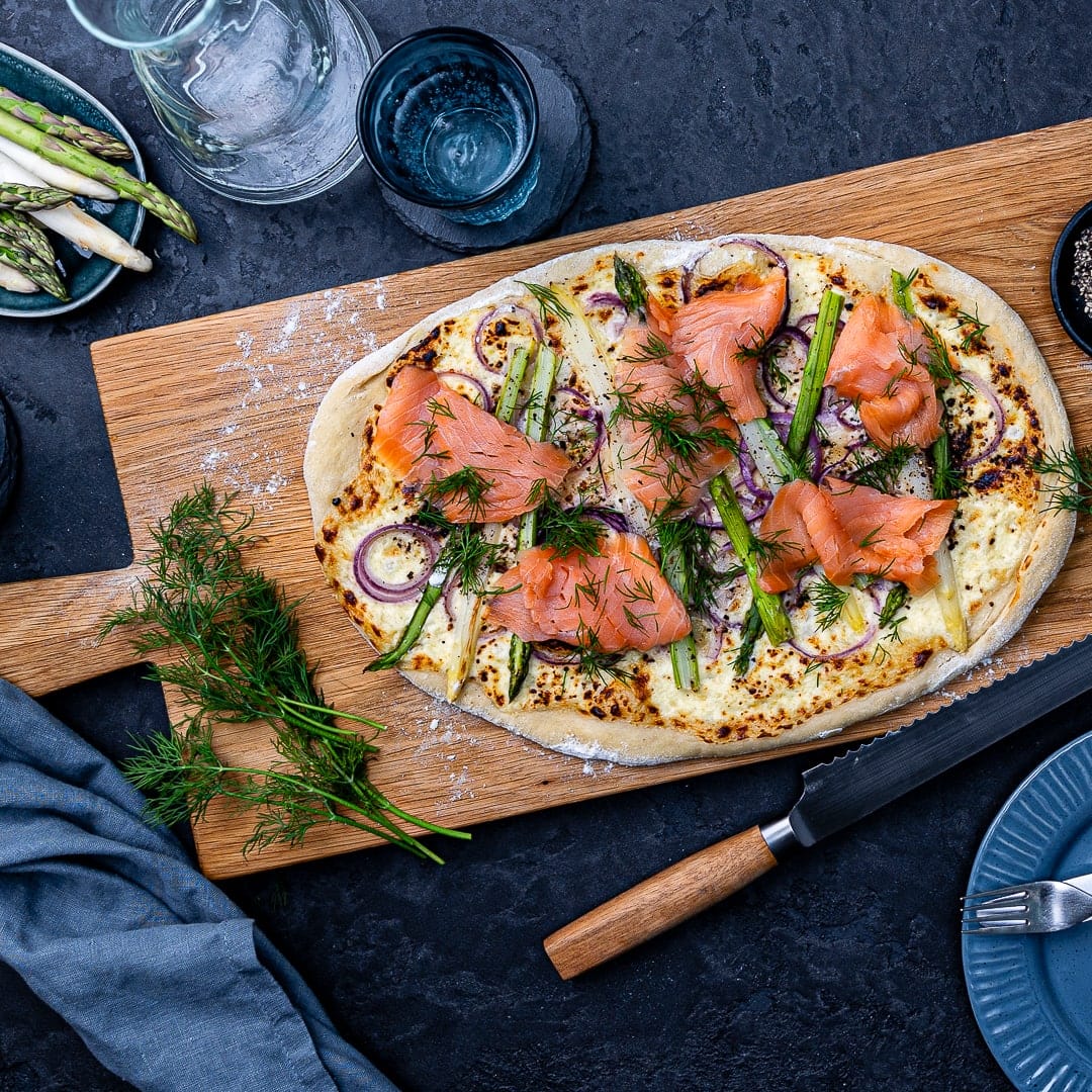 Sie lieben Spargel-Gerichte? Belegen Sie doch einmal Ihre Pizza mit dem köstlichen Stangengemüse! Unser Rezept begeistert außerdem mit Räucherlachs.