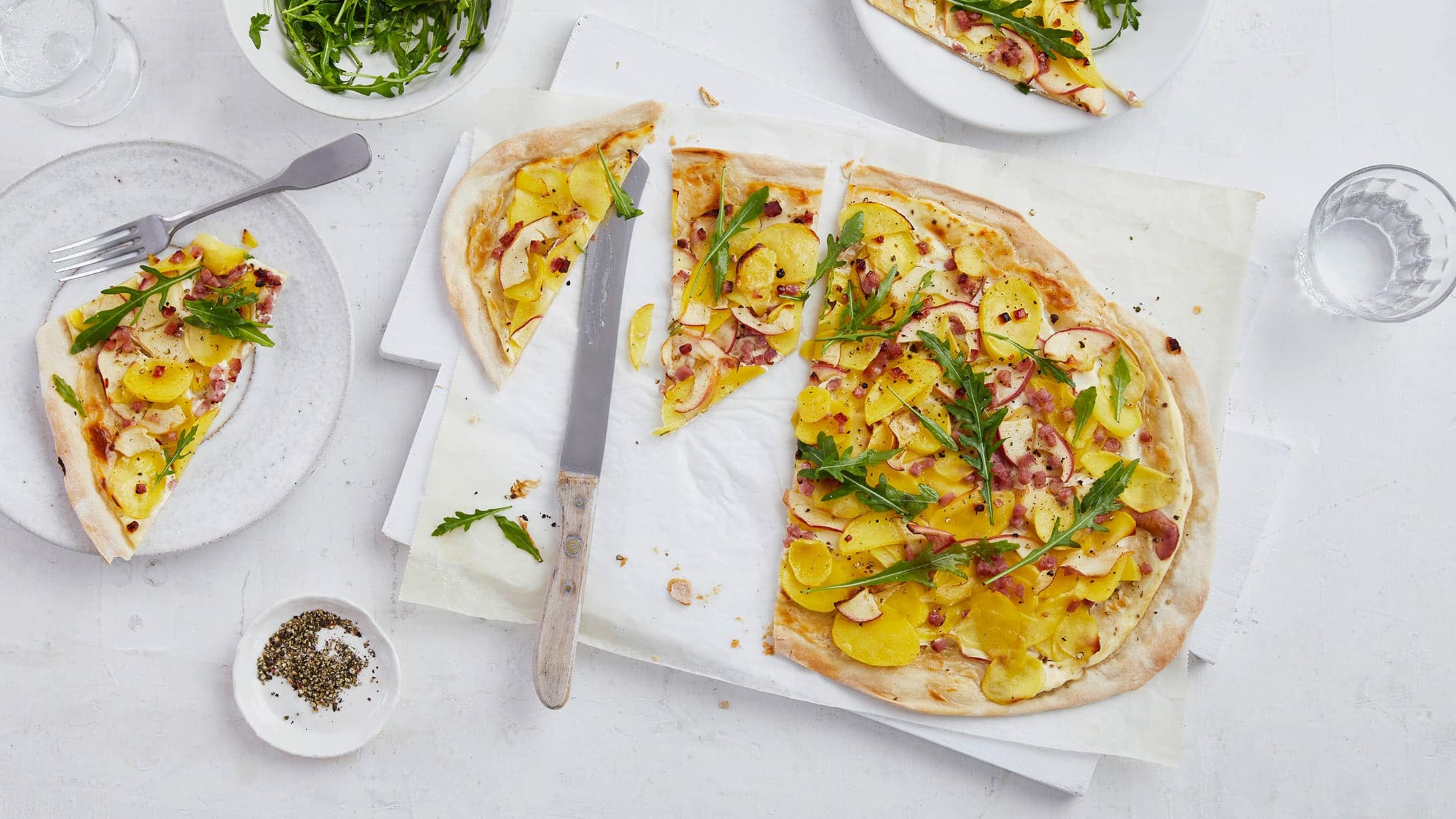 Kartoffel-Flammkuchen mit Schinkenwürfeln Kartoffel-Flammkuchen mit Schinkenwürfeln
