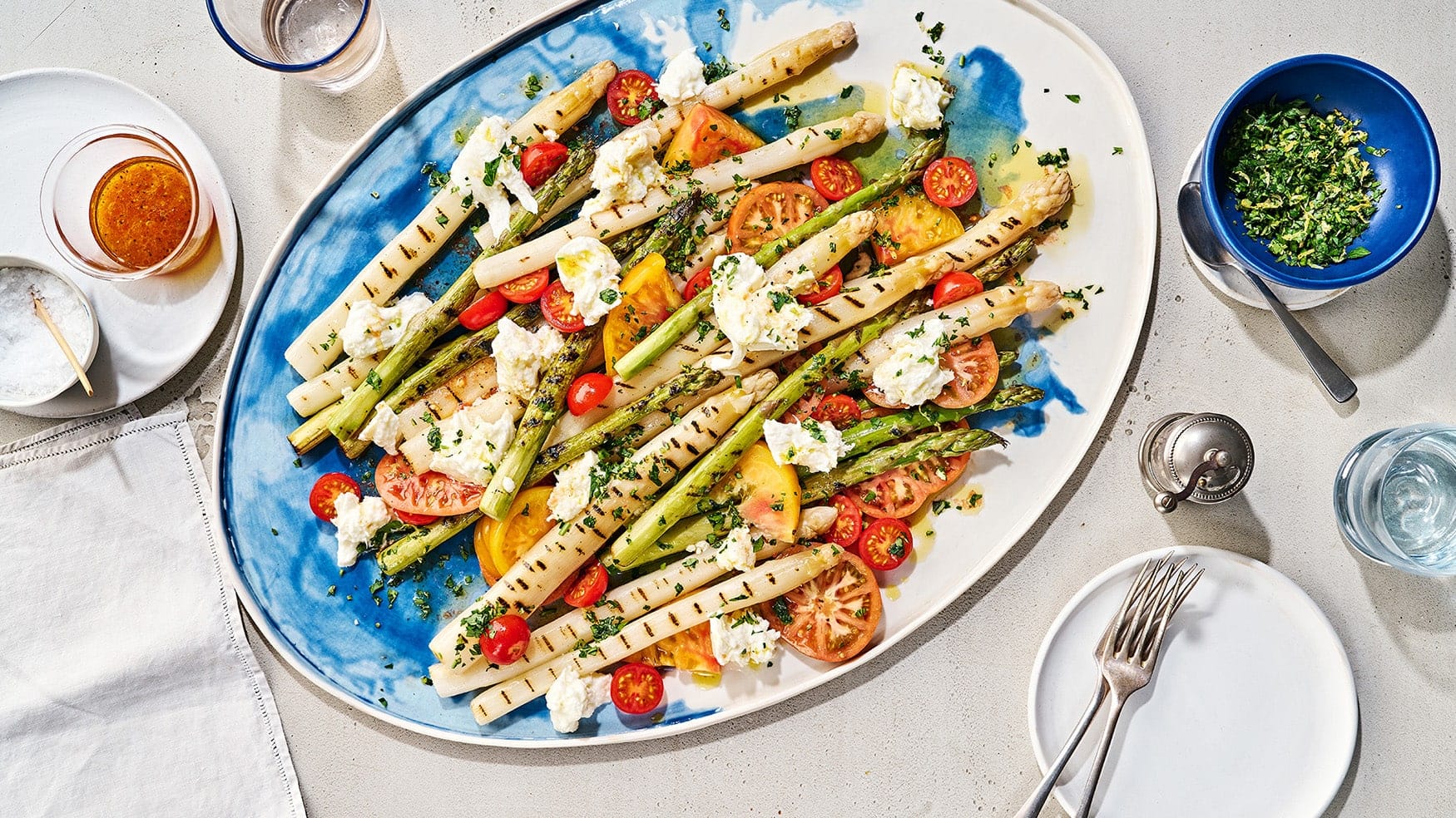 Spargel-Caprese mit Büffelmozzarella Spargel-Caprese mit Büffelmozzarella