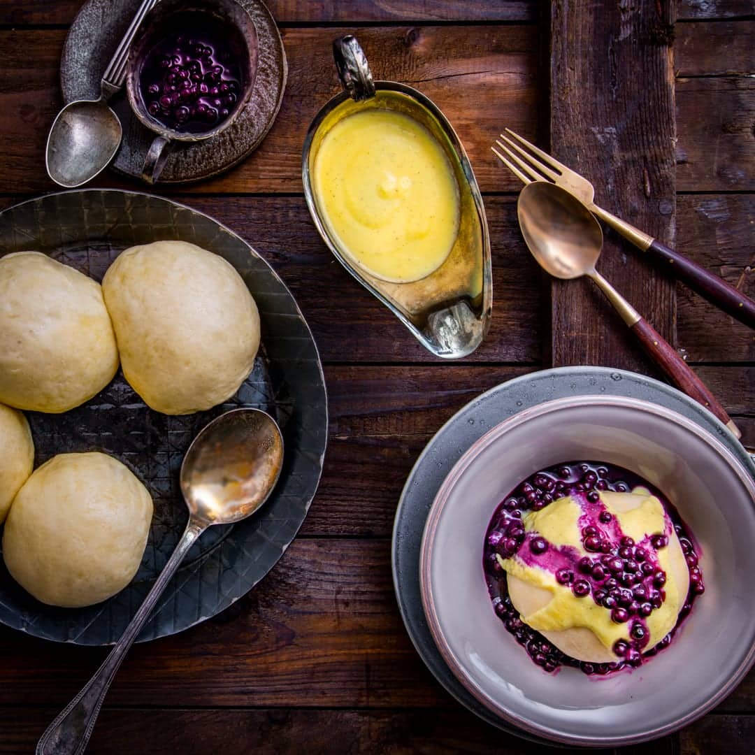 Wie vom Jahrmarkt und so lecker, dass man gar nicht teilen möchte: Selbstgemachte Dampfnudeln mit Heidelbeer- und Vanillesoße – einfach köstlich!