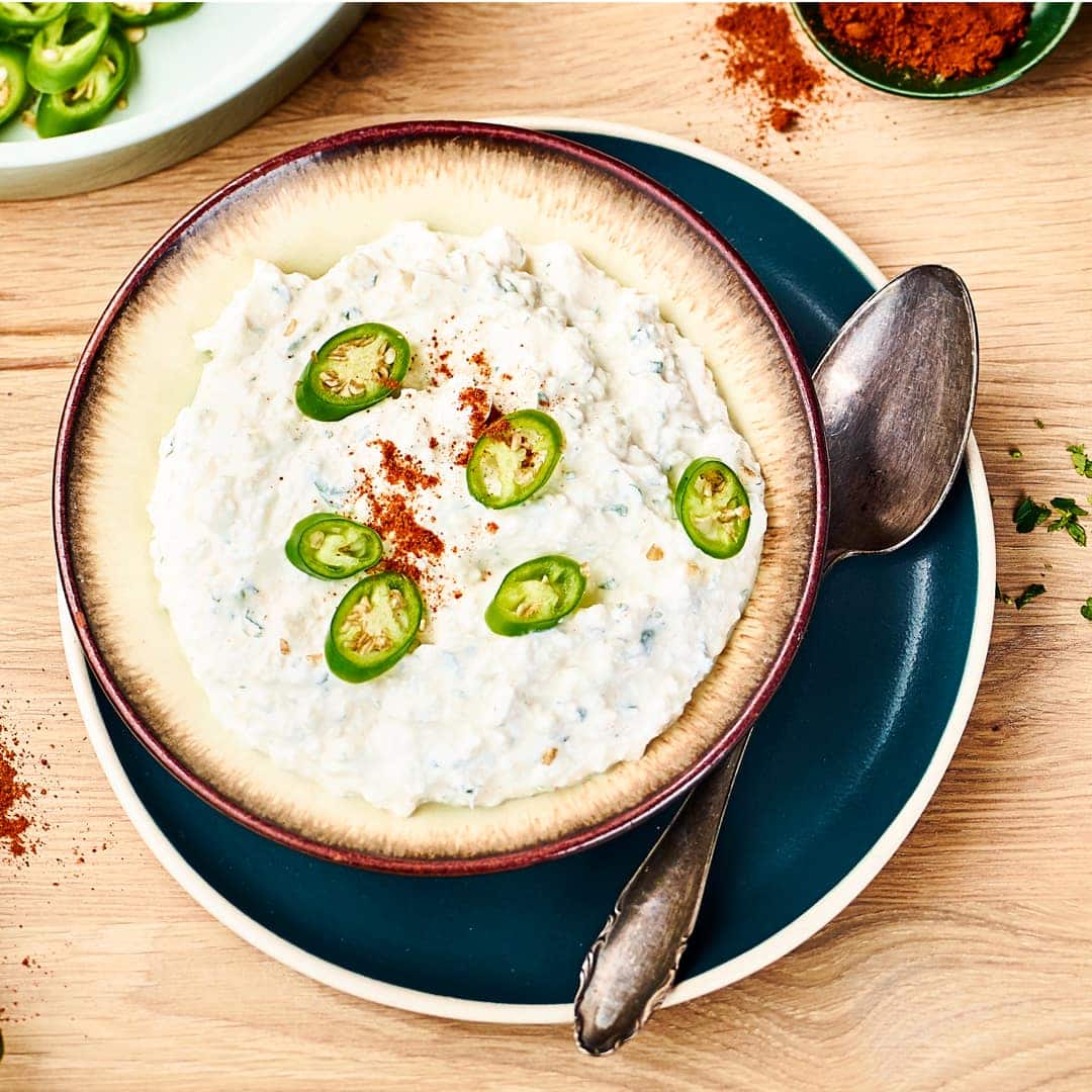Ob würzig mit Schafskäse und Peperoni oder mild mit Butterkäse und Schnittlauch – unser Käsecreme-Rezept sollten Sie ausprobieren!