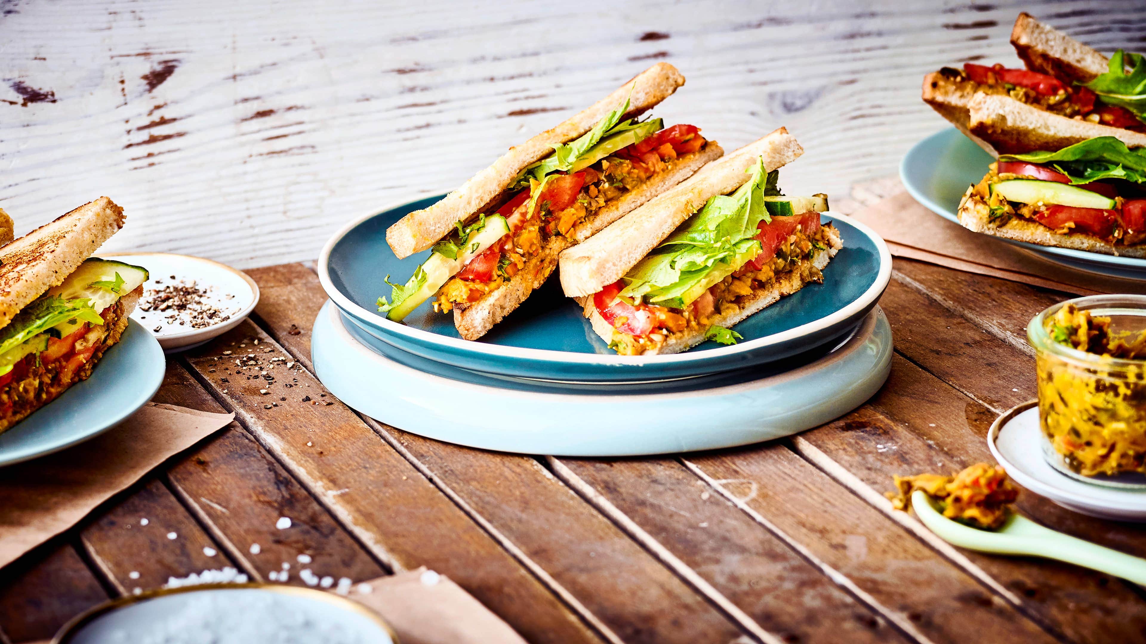 Kürbis-Gemüse-Aufstrich Reichlich Gemüse, frische Petersilie und geröstete Kürbiskerne sind das Geheimnis unseres Gemüseaufstrich-Rezepts. Bereiten Sie Sandwiches damit zu!