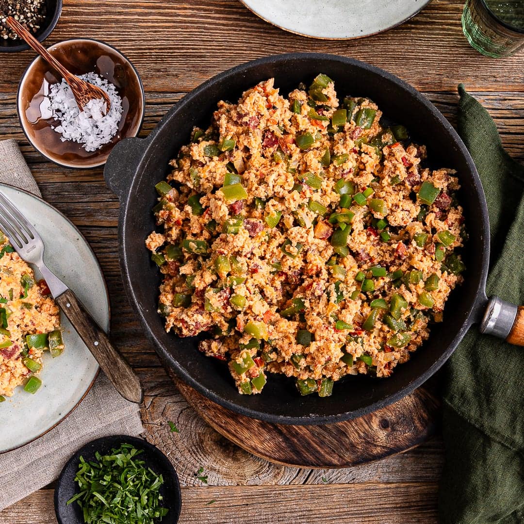 Eigentlich eine Frühstücksspeise, aber hierzulande auch gut als Mittagessen oder Abendessen servierbar: Menemen – türkische Eierspeise mit Tomaten, Paprika und Zwiebeln.