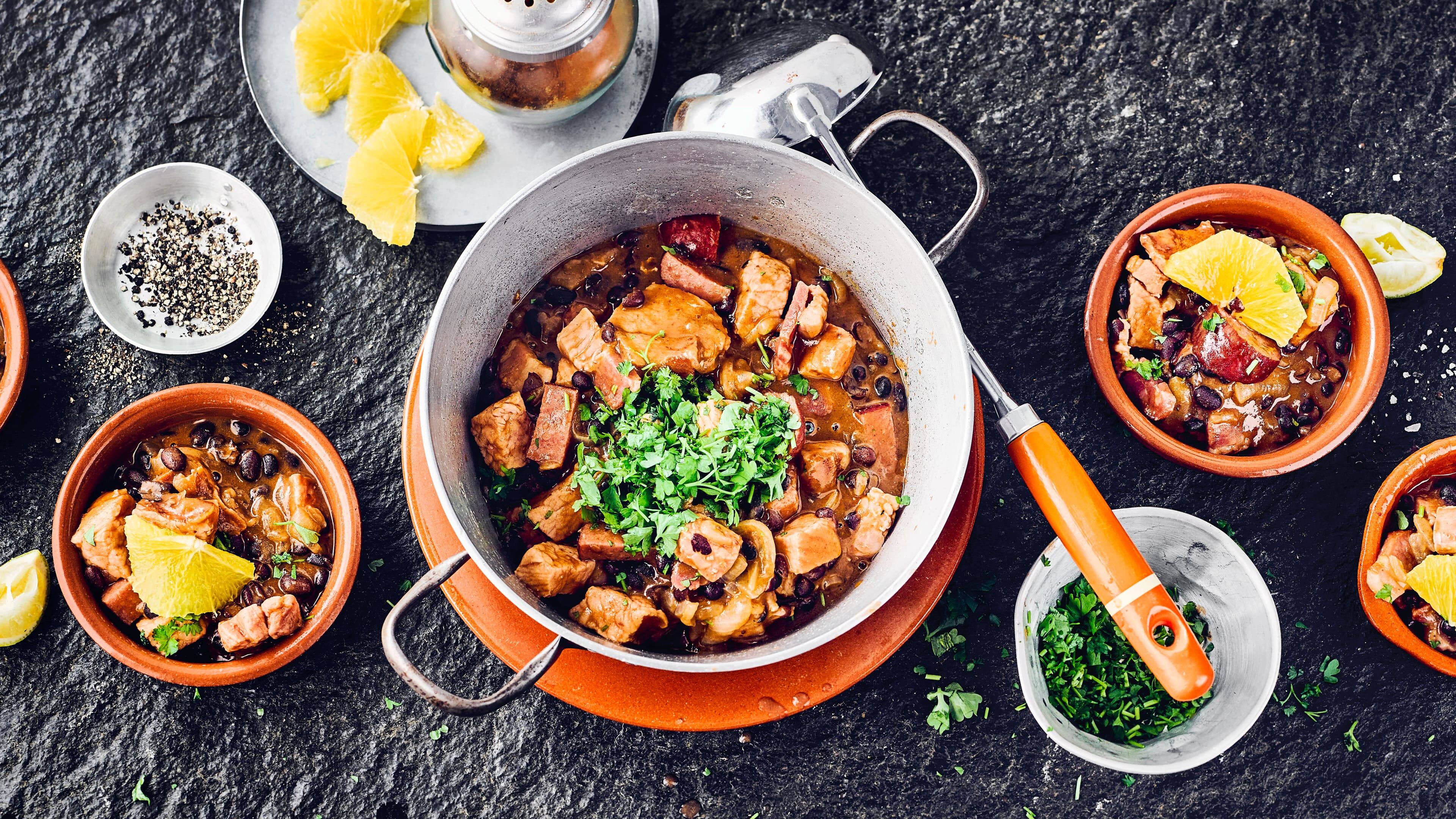 Feijoada Probieren Sie unser Rezept für eine Feijoada einmal aus: Ein brasilianischer Eintopf mit schwarzen Bohnen, Kasseler, Speck und Cabanossi – herzhaft und lecker!