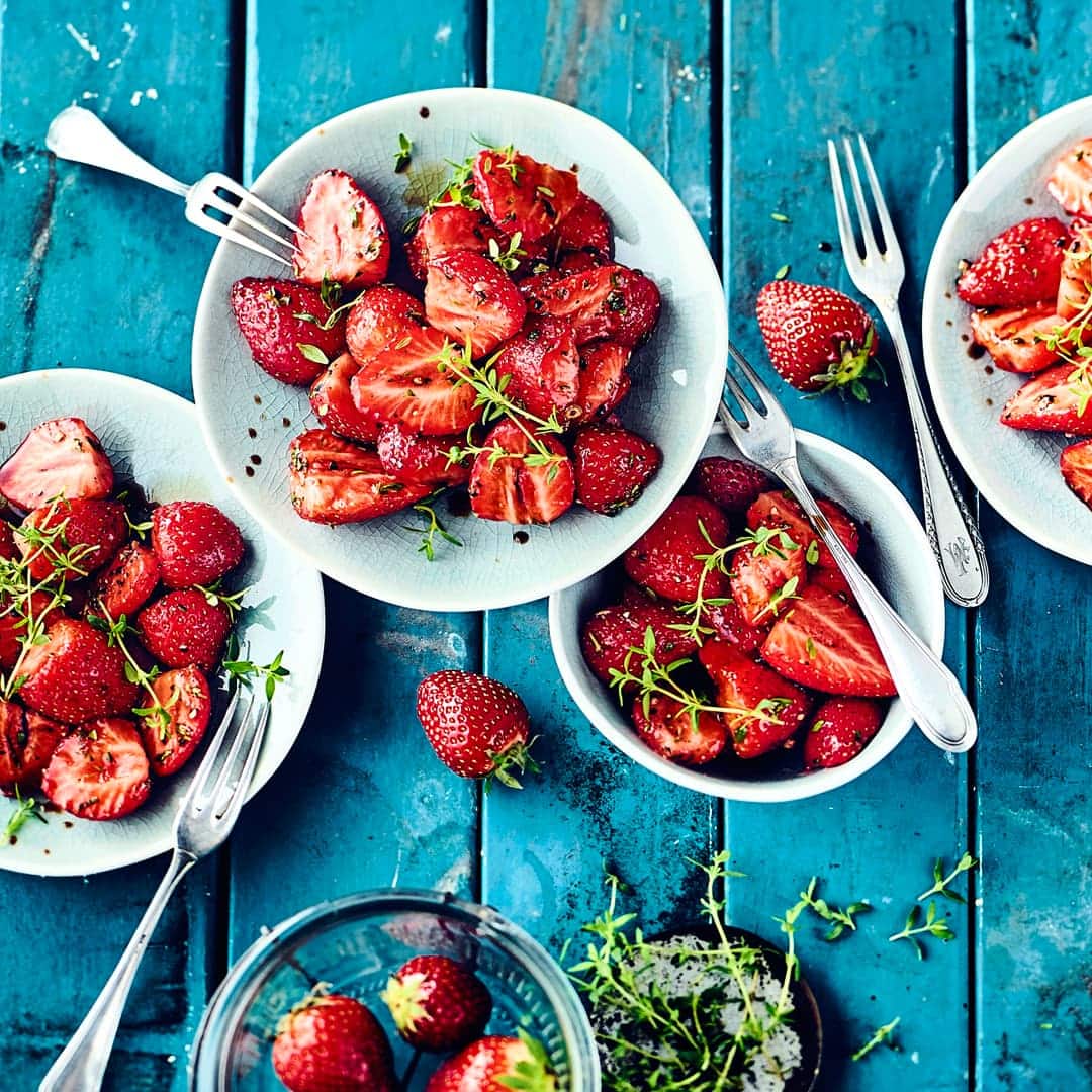 Vereinen Sie die süße Königin der Beeren in diesem Rezept mit mediterraner Würze zu einem raffinierten Aroma-Mix! Mit ganz wenig Zutaten und super schnell hergestellt!