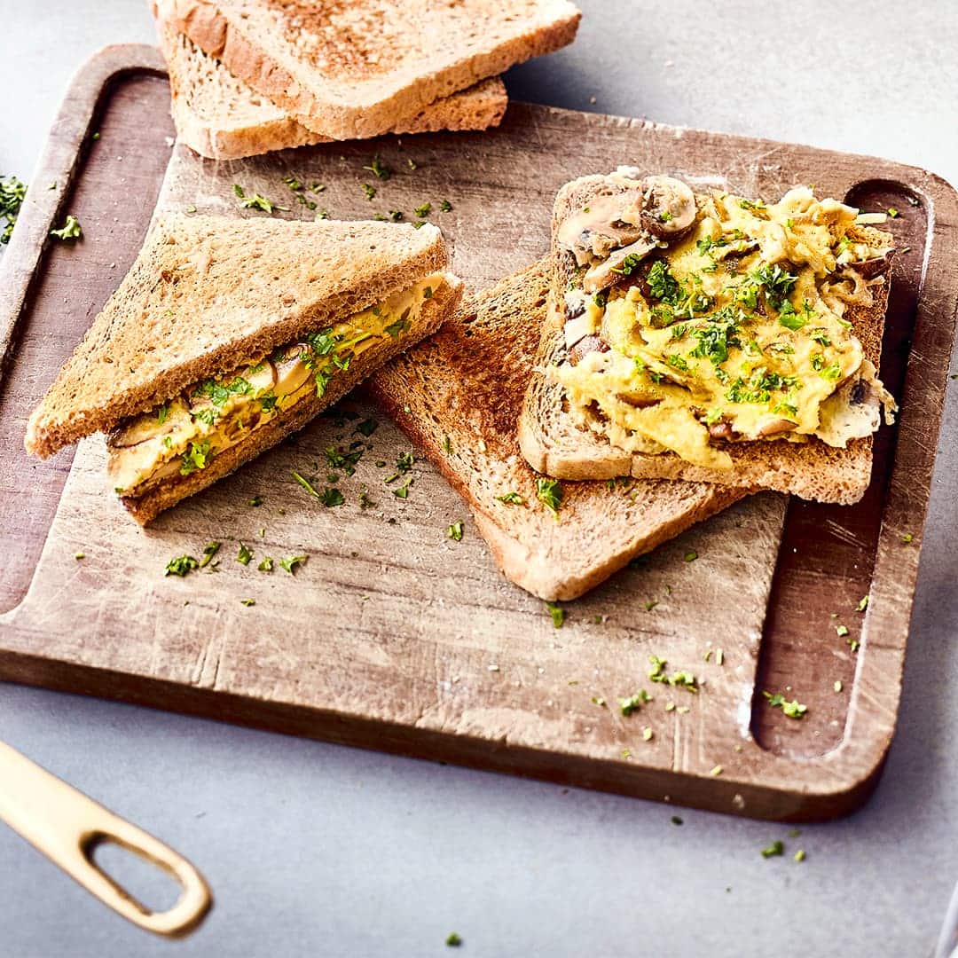 Kosten Sie unser vegetarisches Sandwich und überzeugen Sie sich selbst von der köstlichen Kombination aus Eiern, Champignons, Sellerie und Schalotten.