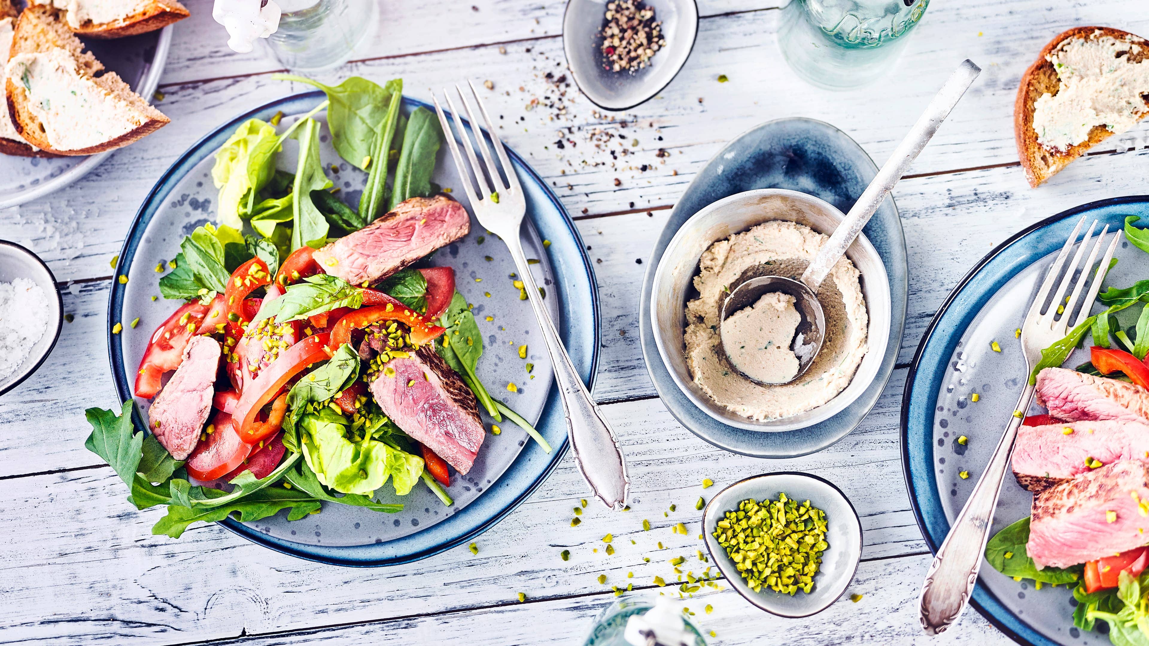 Roastbeefsteak mit Salat Roastbeefsteak mit Salat