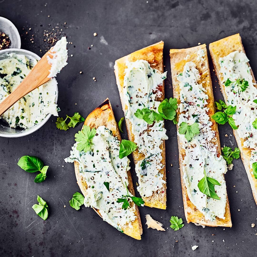 Ob  zum Grillen, dippen zum Antipasti auf frischem Baguette oder Fladenbrot. Fetacreme mit frischem Knoblauch, Petersilie und natürlich Feta ist blitzschnell zubereitet und schmeckt einfach lecker.