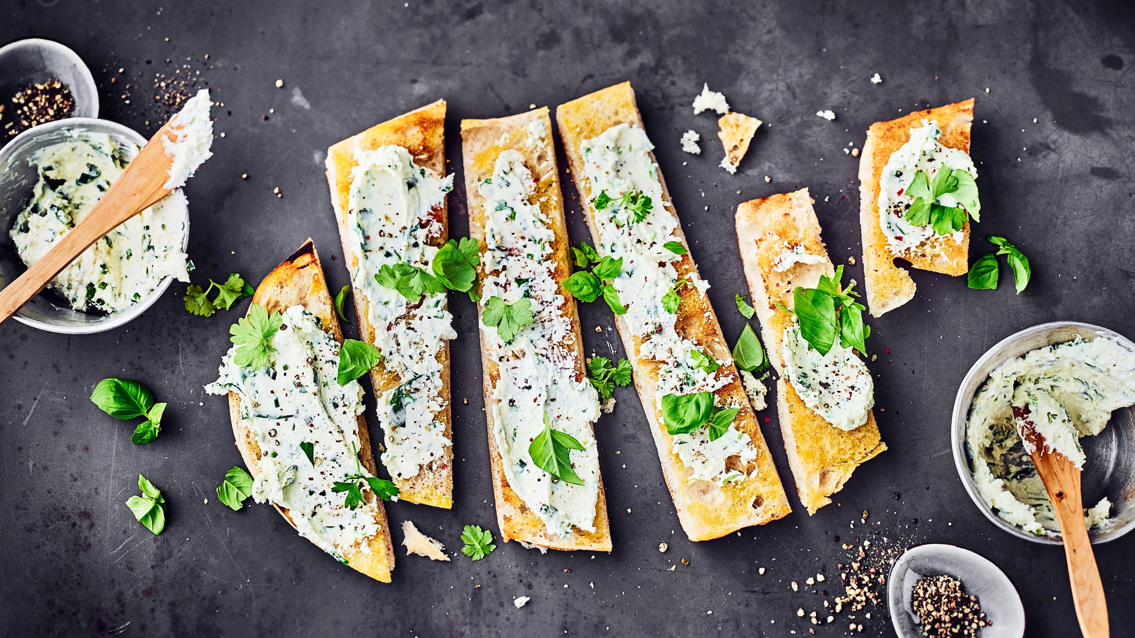 Fetacreme Ob zum Grillen, dippen zum Antipasti auf frischem Baguette oder Fladenbrot. Fetacreme mit frischem Knoblauch, Petersilie und natürlich Feta ist blitzschnell zubereitet und schmeckt einfach lecker.