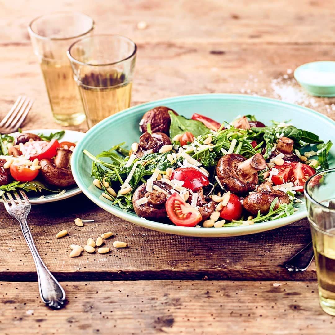 Champignonsalat mit Babyspinat und Rucola garniert mit Pinienkernen und abgeschmeckt mit Honig-Senf-Dressing – eine super Geschmackskombination!