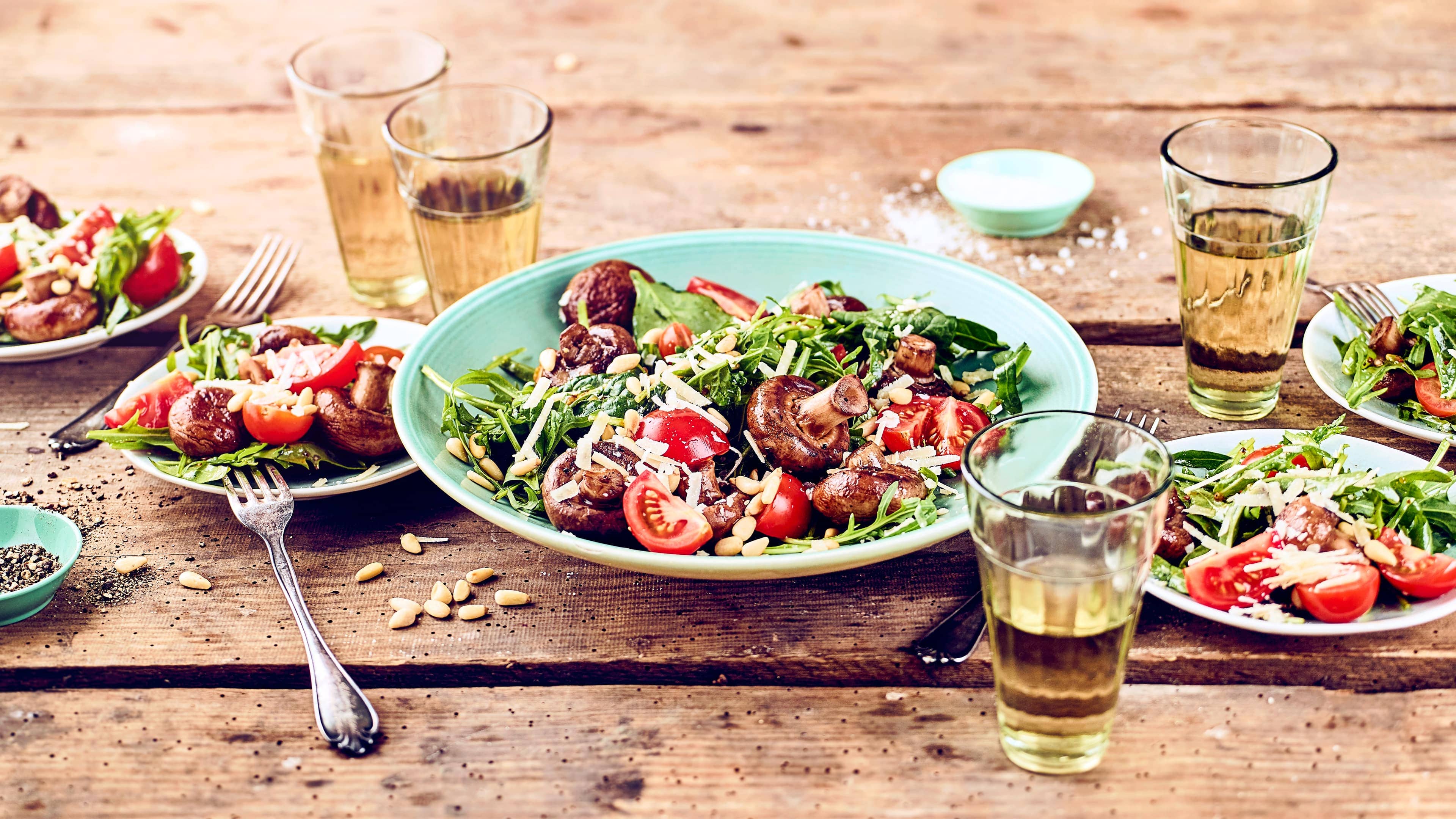 Champignonsalat Champignonsalat mit Babyspinat und Rucola garniert mit Pinienkernen und abgeschmeckt mit Honig-Senf-Dressing – eine super Geschmackskombination!