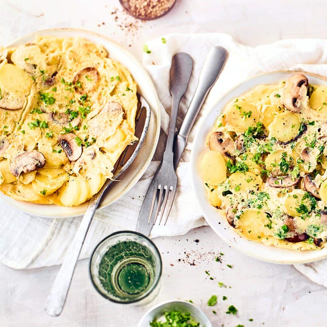 Manche Tage fordern einen etwas herzhafteren Start. Eier müssen sein, genügen jedoch nicht ganz. Mit unserem Kartoffelomelette-Rezept wird der Tag perfekt.
