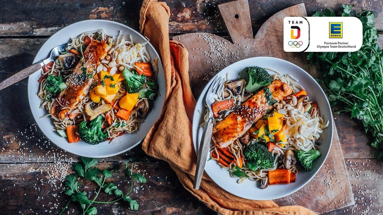 Asiatische Nudelpfanne mit Lachs YouTube Platzhalterbild für ein Video mit dem Titel 'Asiatische Nudelpfanne mit Lachs'.