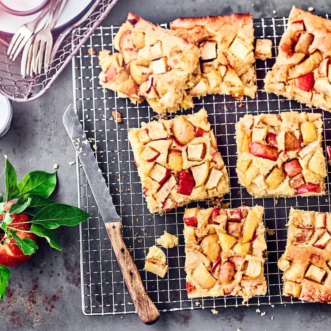 Was gibt es besseres als einen klassischen Apfelblechkuchen der noch warm auf den Tisch kommt? Mit Sahne dazu oder ohne, der Klassiker hat einfach immer Saison.