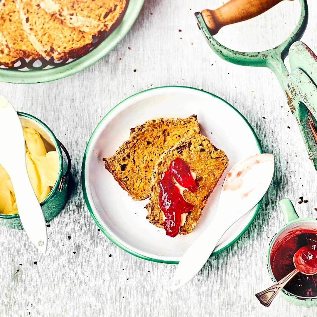 Eine fruchtige Alternative für den Morgen oder nachmittags zum Kaffeetisch: Unser selbstgemachtes Apfelbrot mit Nüssen, Ahornsirup und Feigen ist schön fruchtig und unglaublich lecker.