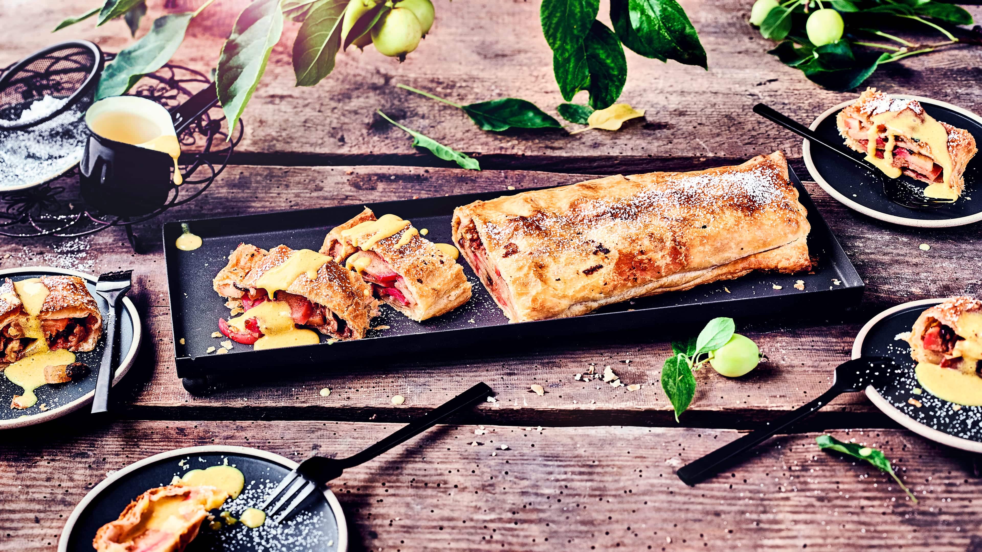 Apfelstrudel an Vanillesauce Herrlicher Apfelstrudel an Vanillesauce. Genau das richtige für ein Sommerpicknick im Garten unterm Apfelbaum.
