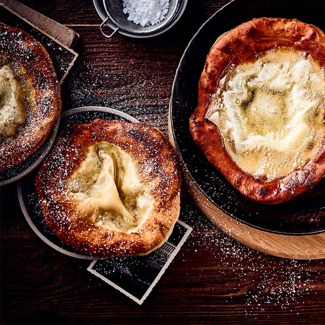 Ein bayrisches Originalrezept: Ausgezogene, oft auch als Krapfen oder Knieküchle bezeichnet, müssen vor dem Ausbacken im Fett auseinandergezogen werden – daher auch der Name!
