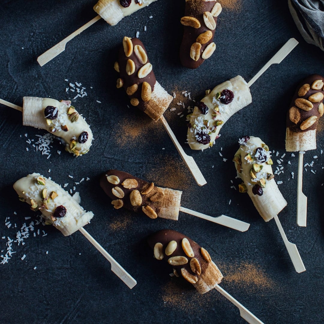 Kennen Sie schon Banane am Stiel? Unsere Bananen-Pops mit Vollmilch- und weißer Schokolade sind der ideale Snack für zwischendurch!