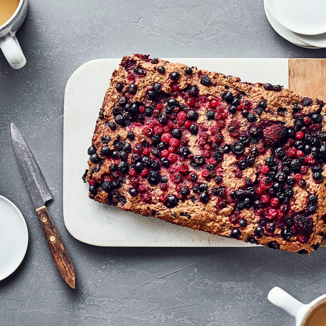 Wenn Sie Lust auf ein paar Clean-eating Rezepte haben und noch etwas fürs Frühstück suchen, sind Sie hier genau richtig: Unser Rezept für einen gesunden Frühstückskuchen mit frischen Beeren.