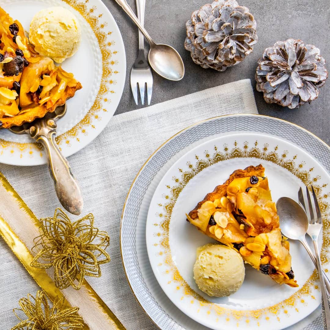 Geht es noch weihnachtlicher? Aber klar! Unsere Bratapfel-Tarte servieren Sie am besten mit Sahne, Vanillesauce oder Eiscreme: Festlich lecker!