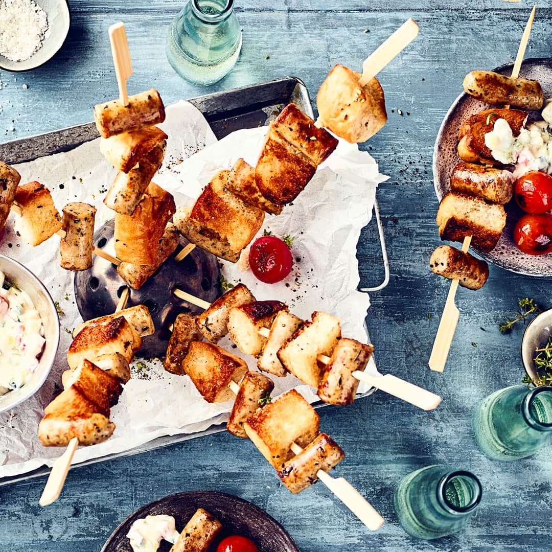 BratwurstspießeSommerliche Spieße zum Grillen mit Bratwürstchen und Fladenbrot. Dazu einen selbstgemachten Sauerrahm-Dip.