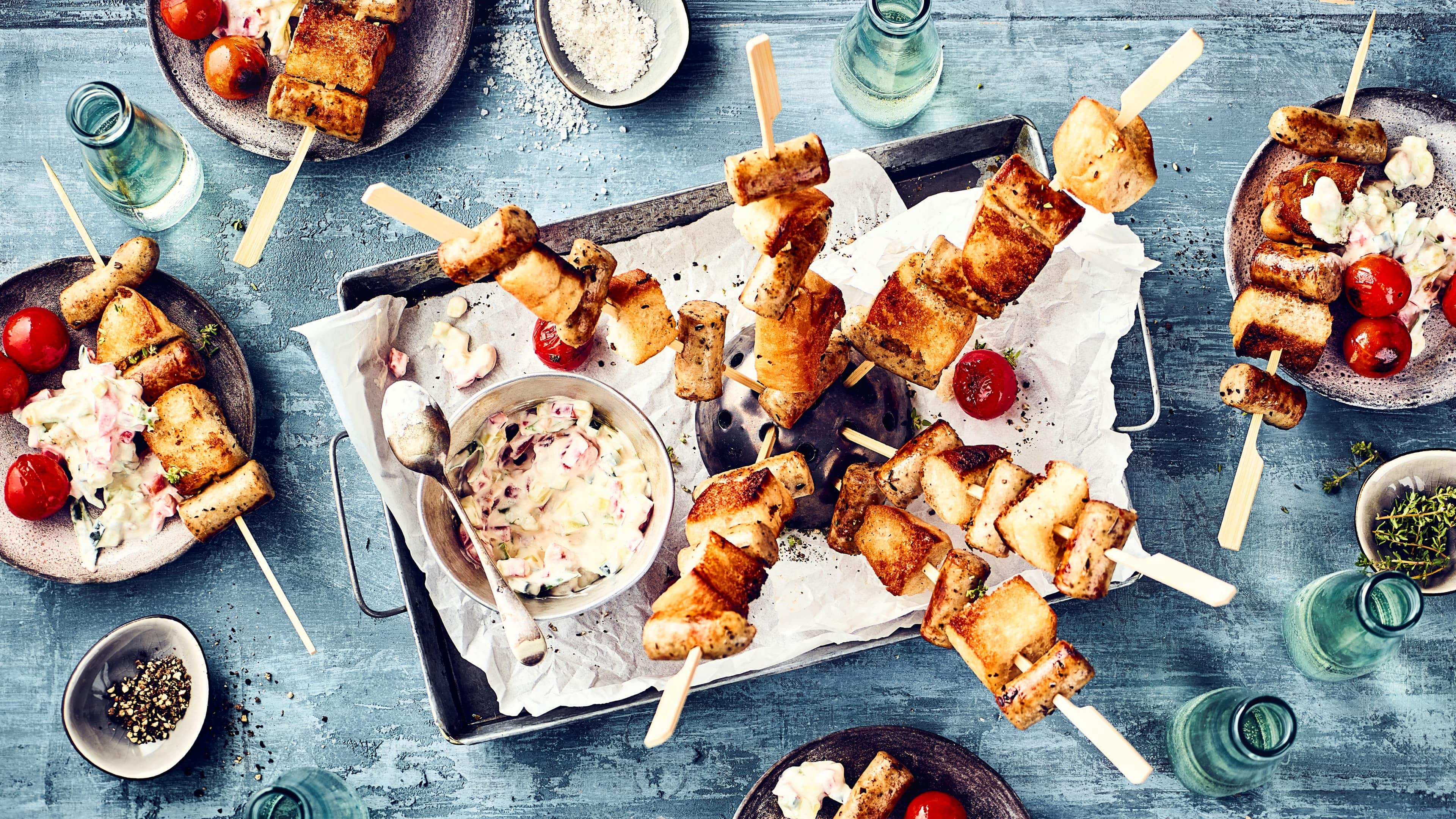 Bratwurstspieße Sommerliche Spieße zum Grillen mit Bratwürstchen und Fladenbrot. Dazu einen selbstgemachten Sauerrahm-Dip.
