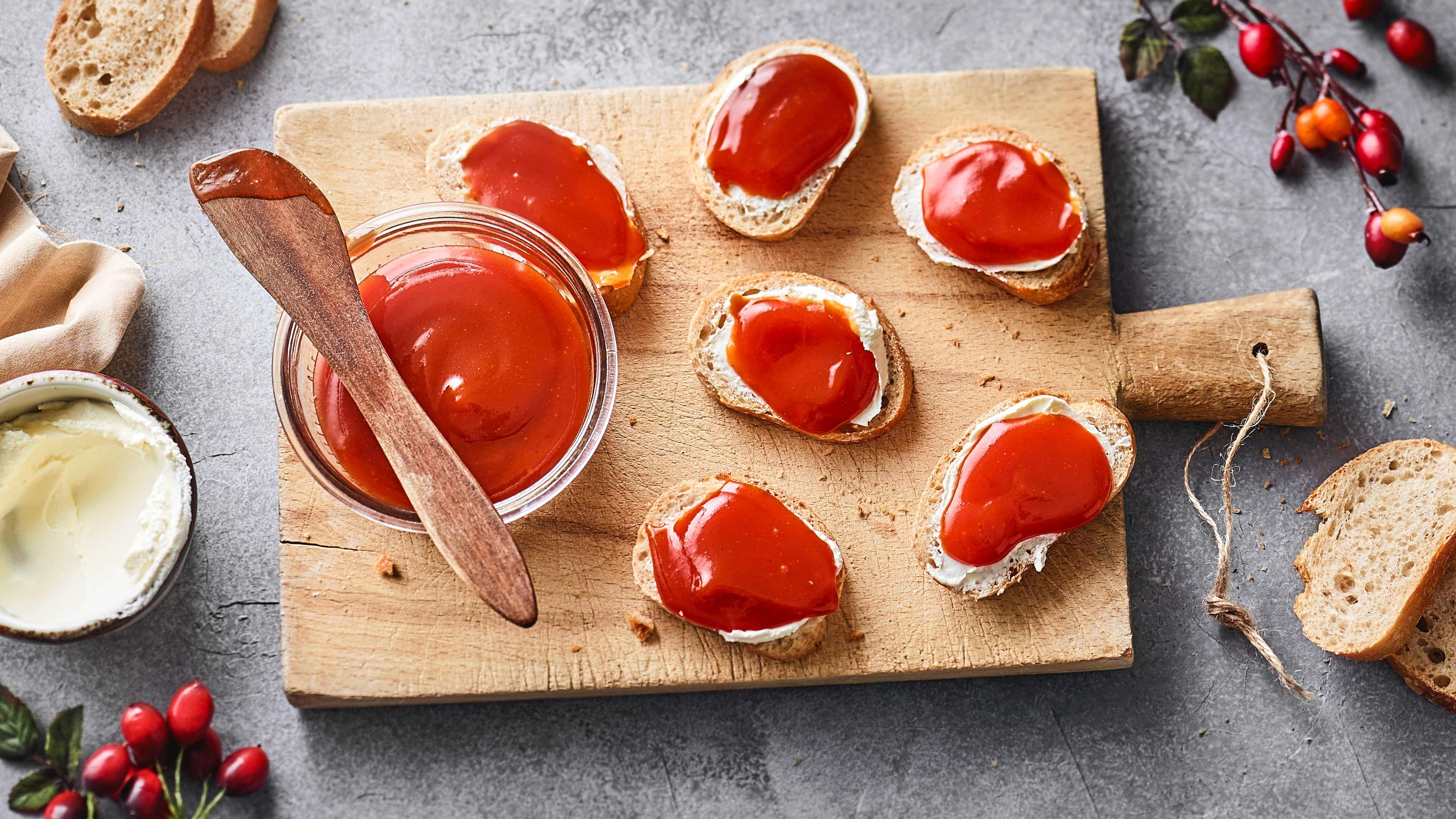 Hagebuttenmarmelade Fruchtig, lecker, gesund: Hagebuttenmarmelade eignet sich perfekt zum Frühstück und lässt sich mit unserem Rezept ganz einfach zu Hause herstellen!