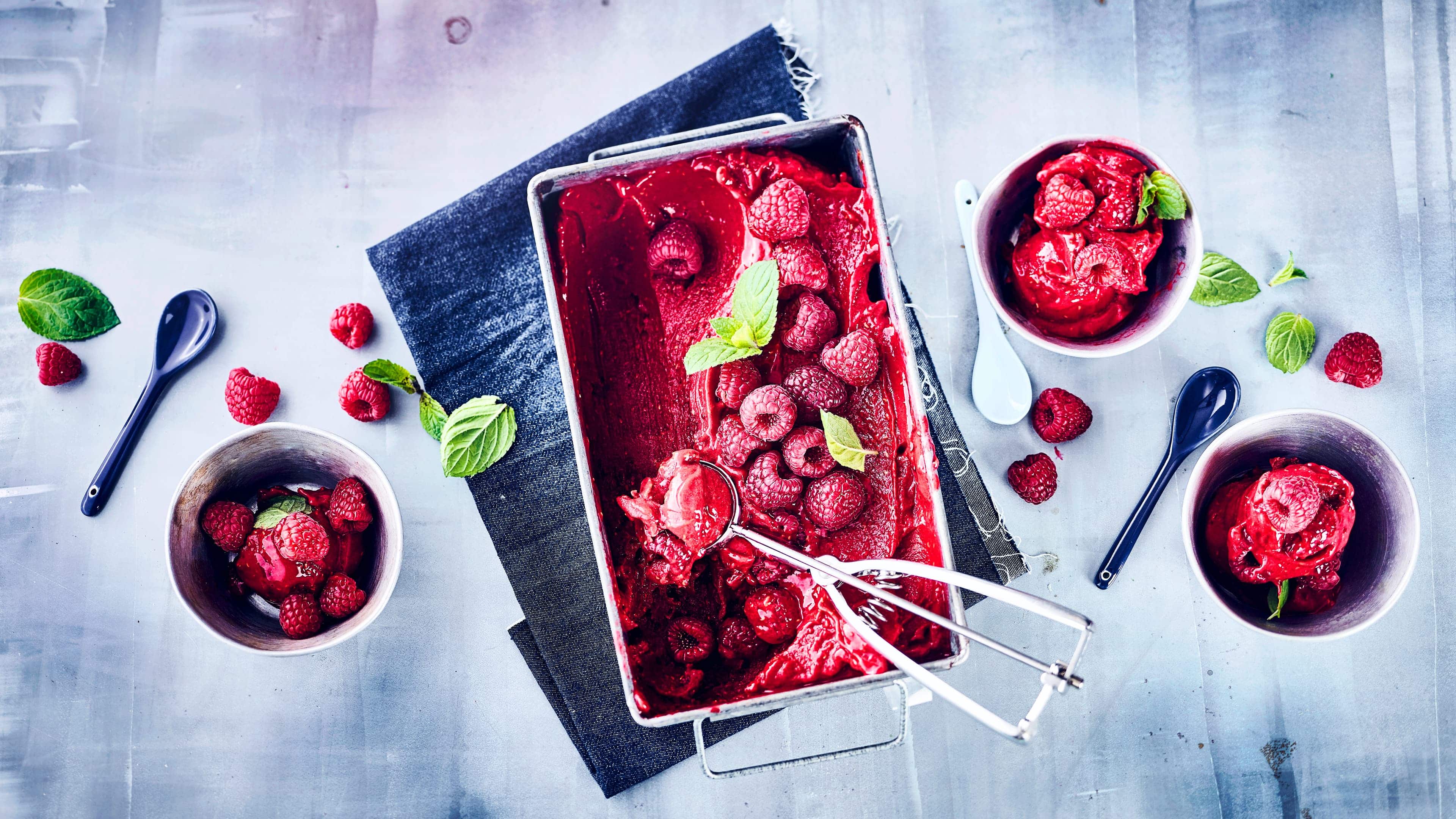 Himbeersorbet Was für ein fruchtig, kaltes Dessert oder einfach für Zwischendurch an heißen Sommertagen. Unser Himbeersorbet mit Honig und Minze kann auch mit Prosecco aufgegossen werden und wird dann zu einem echten Erlebnis.