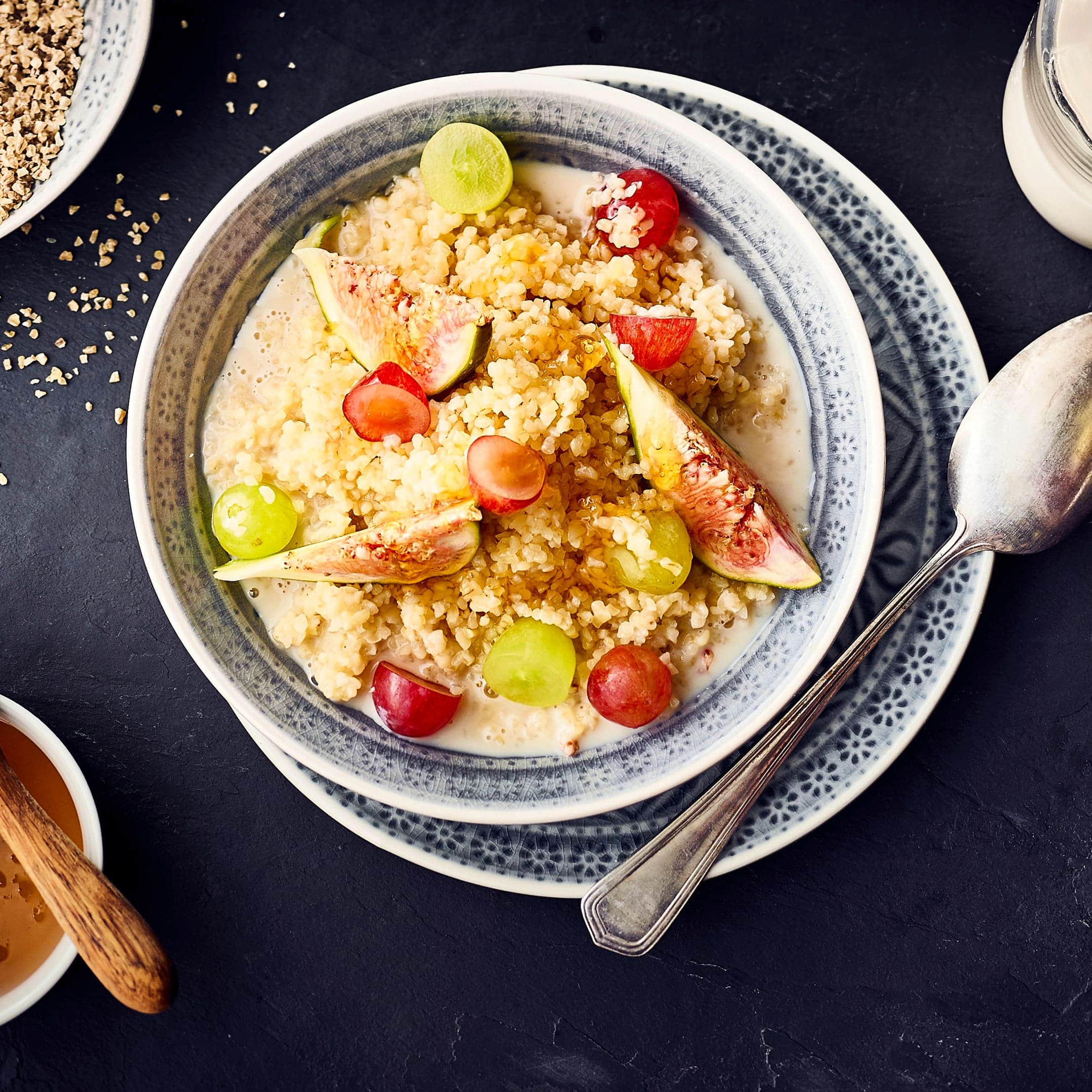 Wie wäre es mit einem orientalischen Frühstück mit Früchten? Probieren Sie unser Porridge aus Bulgur, Haferdrink und Honig mit frischen Feigen und Weintrauben – in 30 Minuten zubereitet!