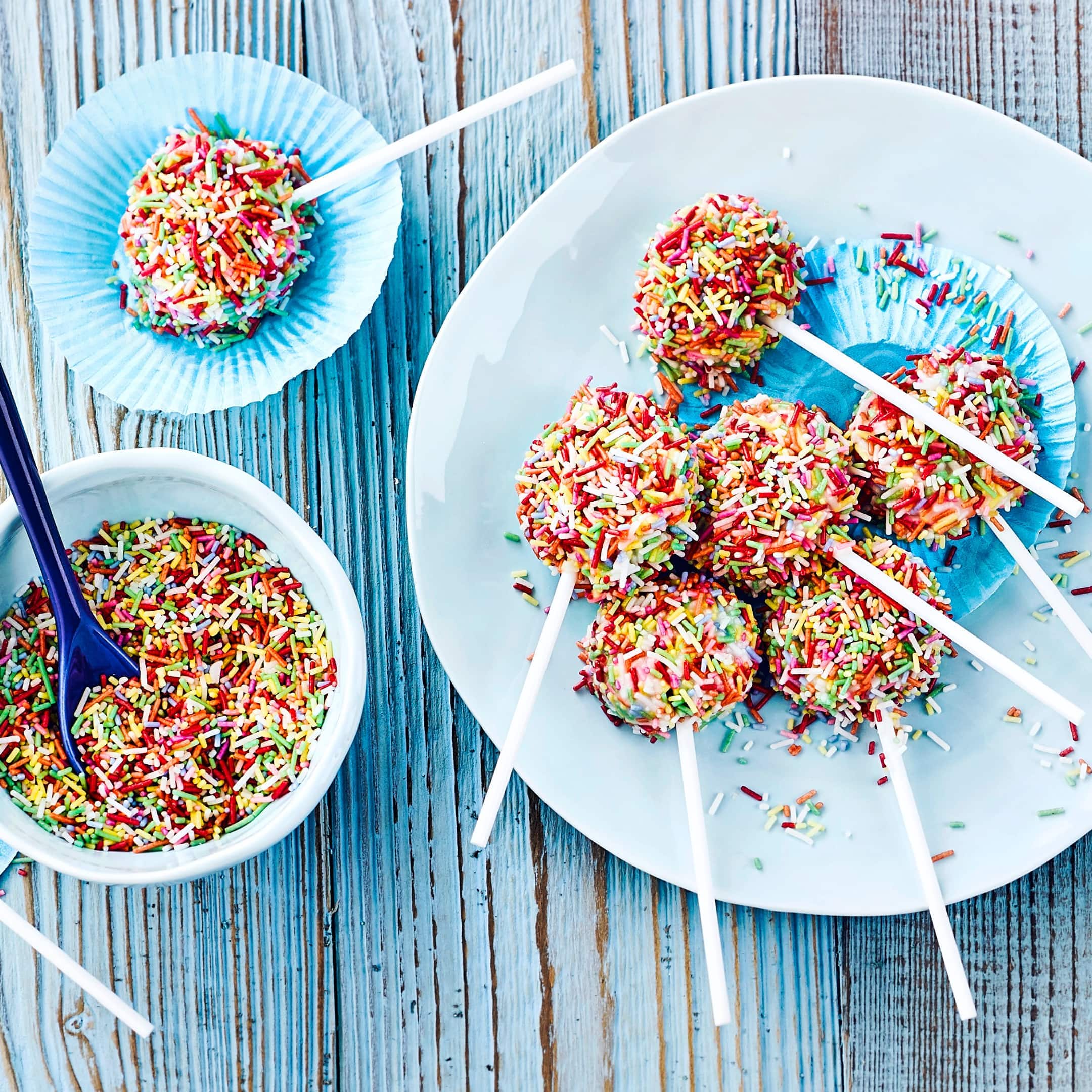 Ob zum nächsten Kindergeburtstag oder Party, die Kuchen-Lollis mit bunten Streuseln sind ein echter Hingucker!