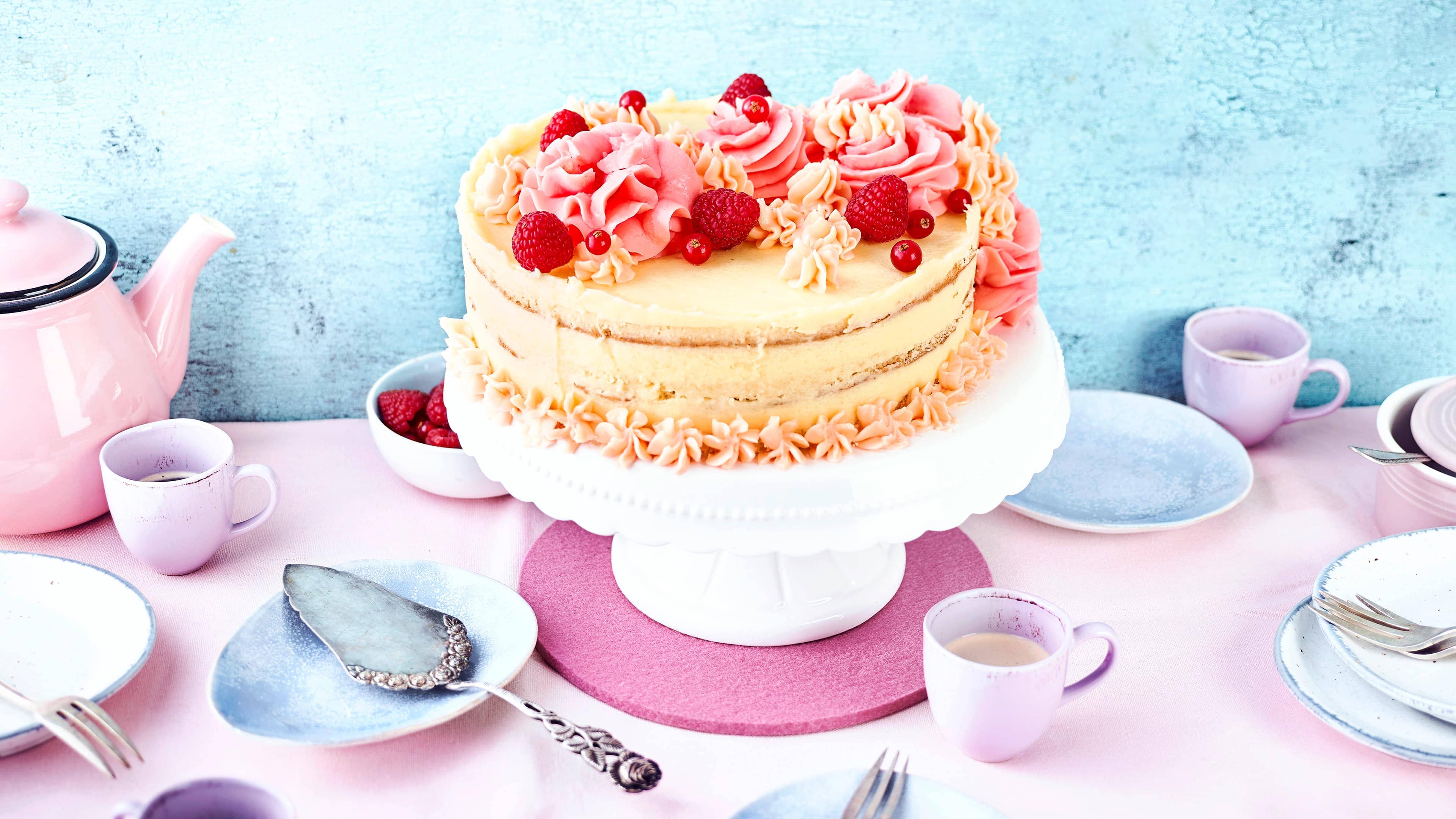 Buttercremetorte Zugegebenermaßen brauchen Sie etwas Zeit und Mühe, aber der Aufwand lohnt sich und das Ergebnis kann sich sehen lassen: Selbstgemachte Buttercremetorte mit einer traumhaften Blumendeko.