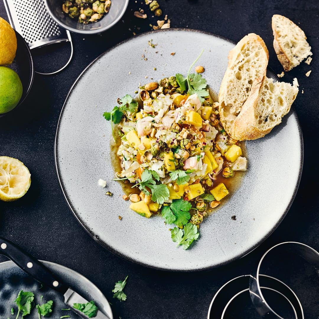 Dieses pikante Fischgericht aus Südamerika haben Sie in 30 Minuten zubereitet: Unser Ceviche von der Dorade mit Fenchel, Mango, Tomate und Wasabinuss, abgeschmeckt mit Ingwer, Limette und Sojasoße!