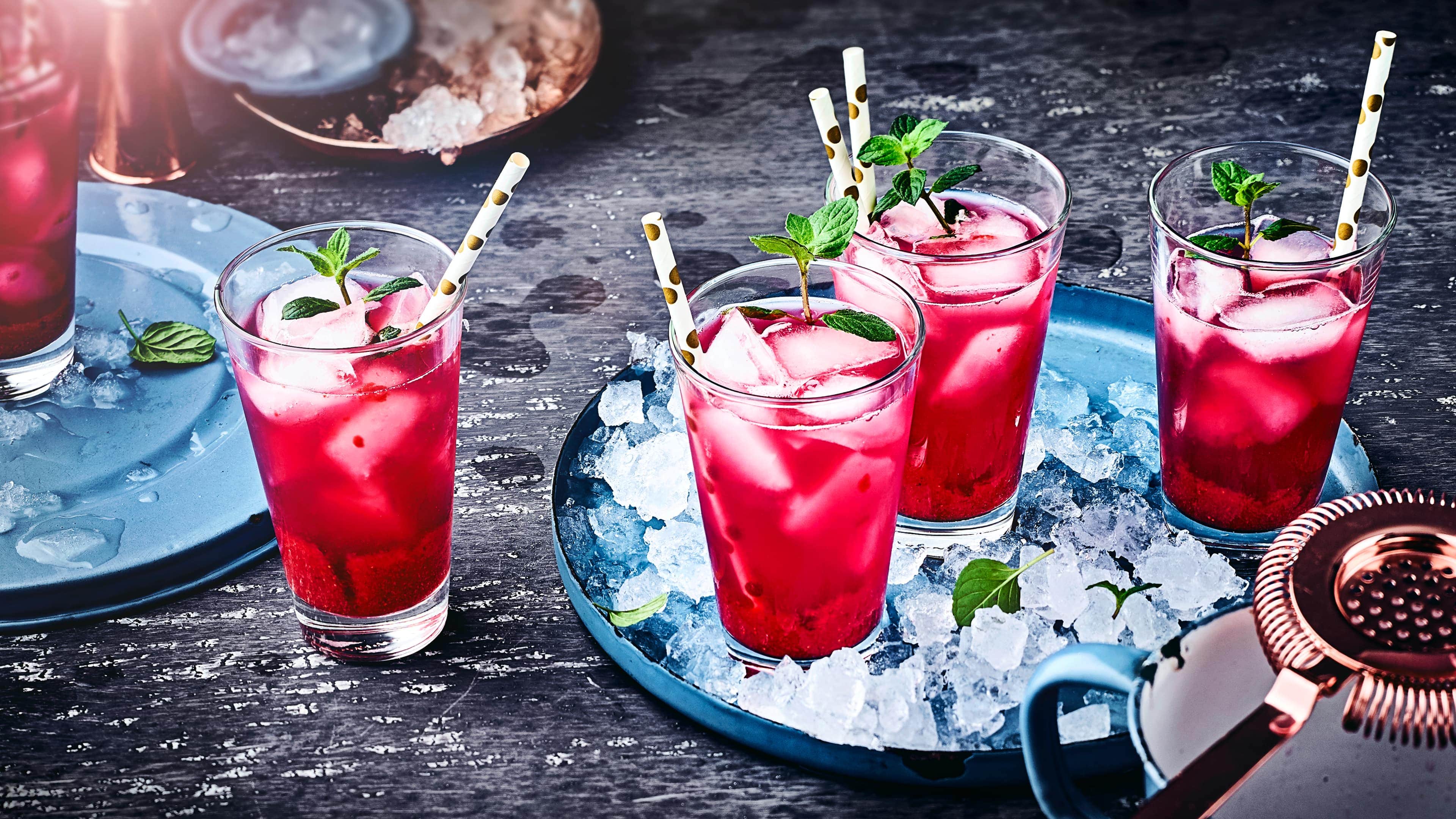 Singapore Sling Ein echte Legende zum selber mixen – und das auch noch ganz einfach. Probieren Sie unser Rezept für Singapore Sling aus und genießen Sie den leckeren Gin-Cocktail.