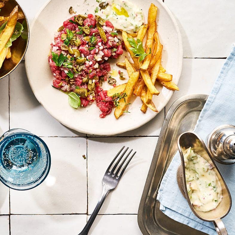Steak Tatar mit Pommes Frites