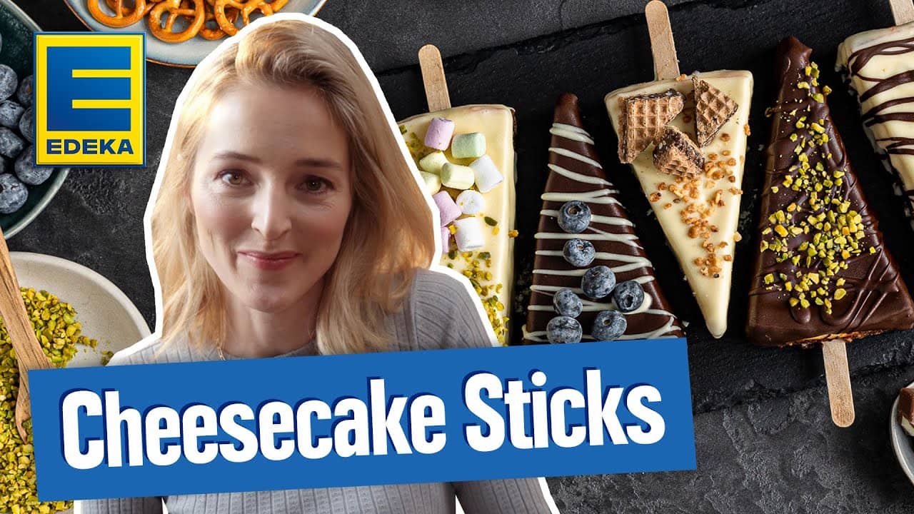 Cheesecake Sticks | Käsekuchen am Stiel Rezept YouTube Platzhalterbild für ein Video mit dem Titel 'Cheesecake Sticks | Käsekuchen am Stiel Rezept'.