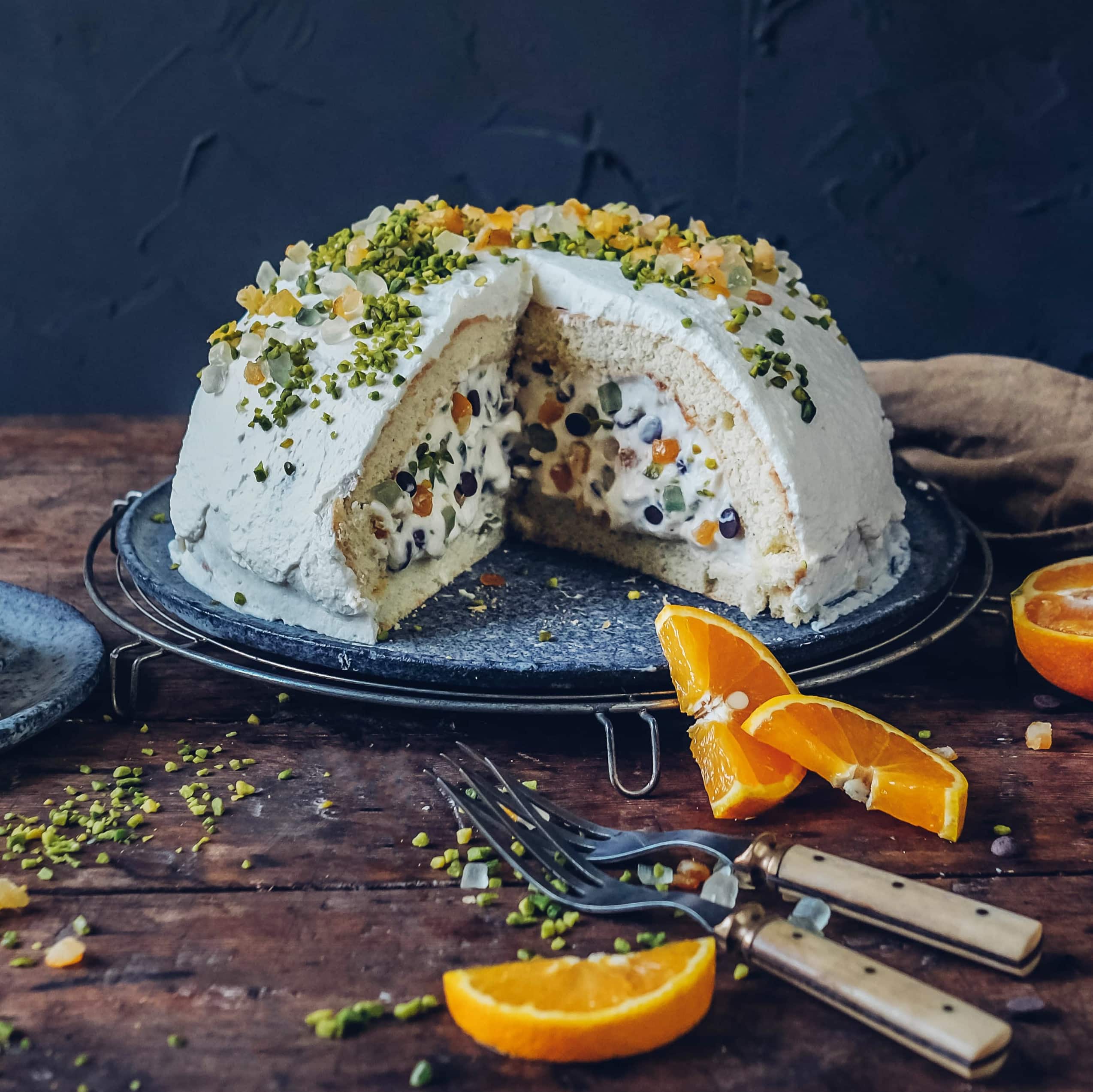 Es braucht zugegebenermaßen etwas Zeit und Mühe, aber das Ergebnis kann sich sehen und schmecken lassen: Sizilianische Cassata.